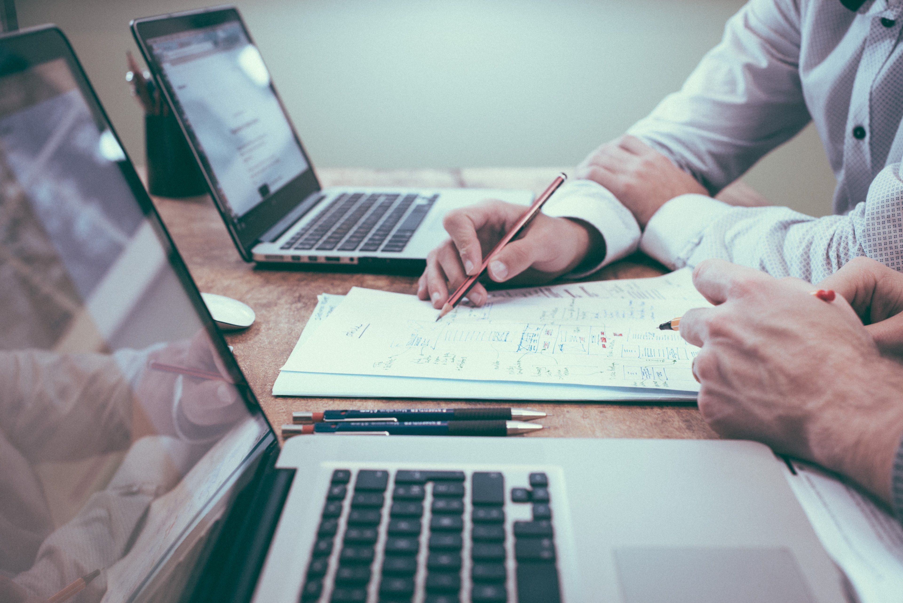 two people in elegant shirts brainstorming over a sheet of paper near two laptops, brainstorming over paper 4k, HD Wallpaper
