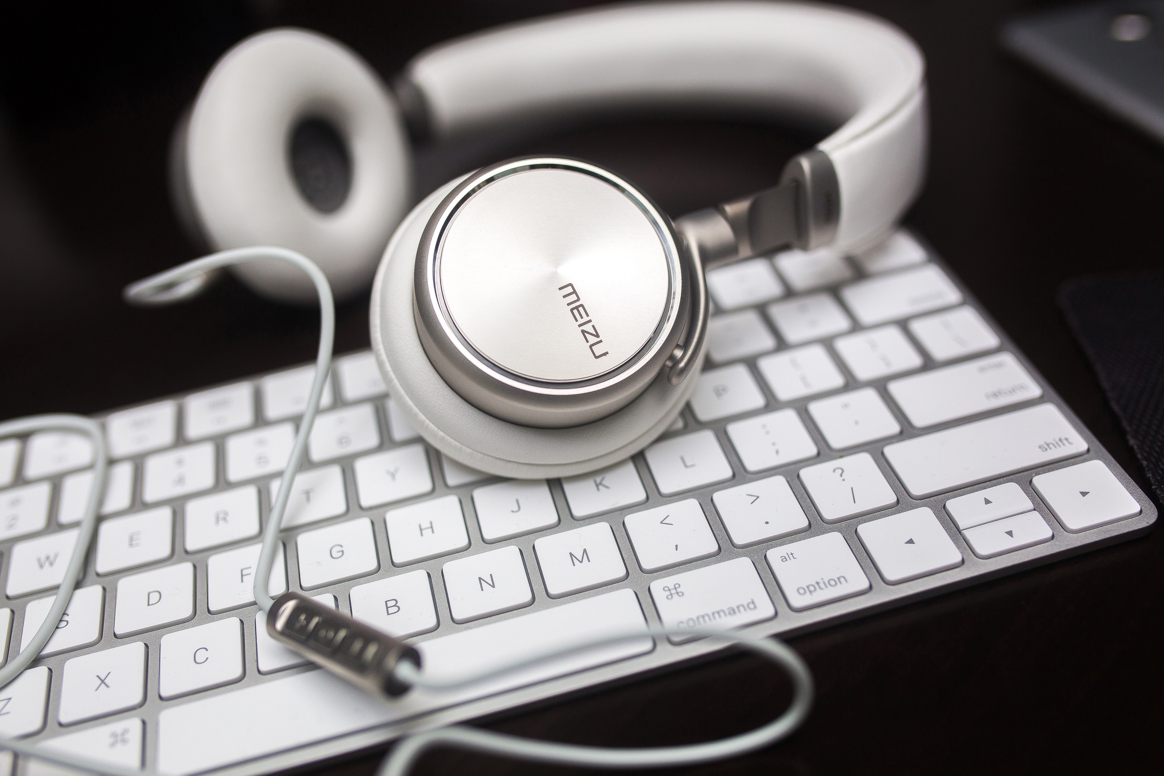 black and white close up of meizu headphones wire and mac keyboard, meizu headphones keyboard 4k, HD Wallpaper