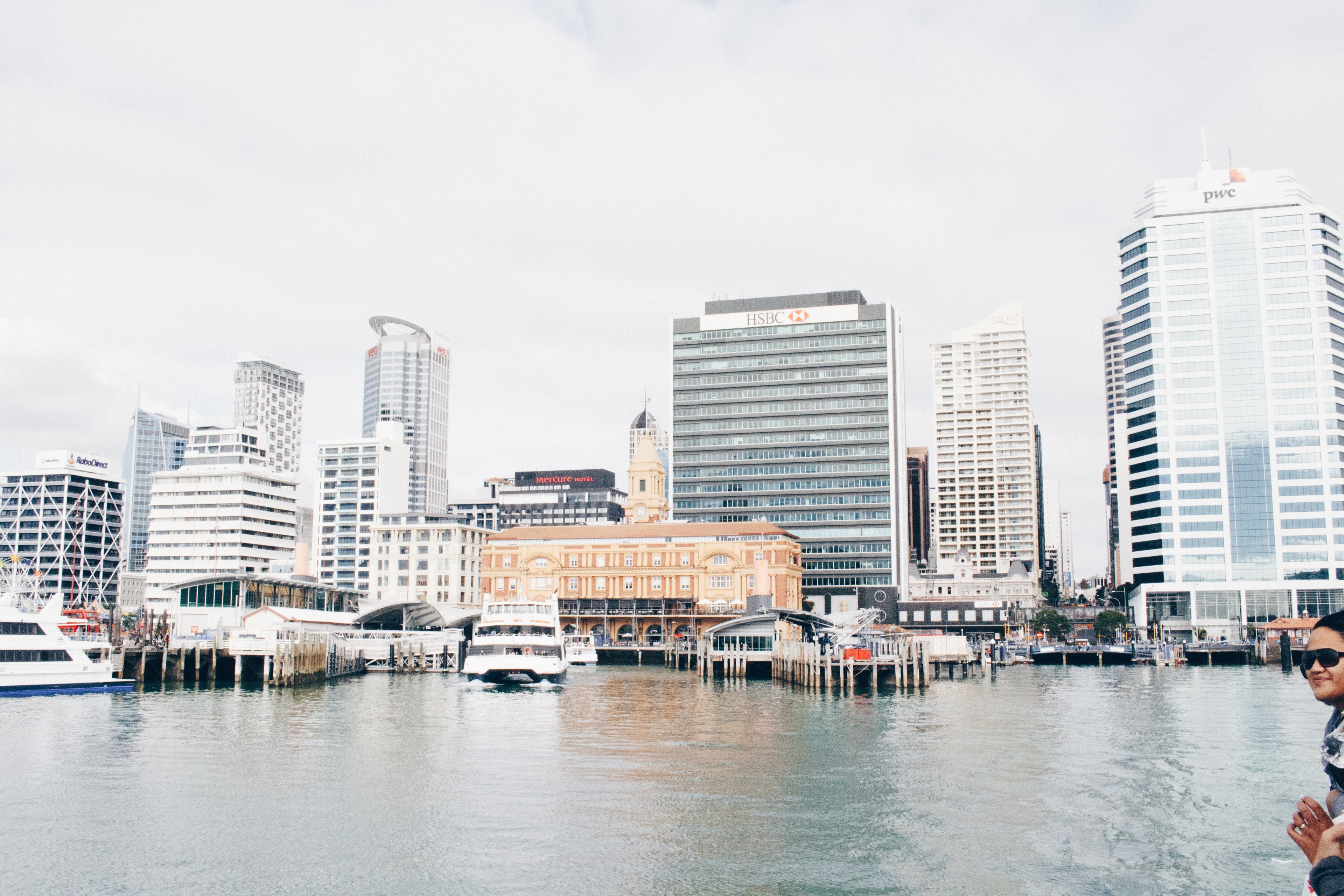 yachts at a waterfront in a city, urban waterfront 4k, HD Wallpaper