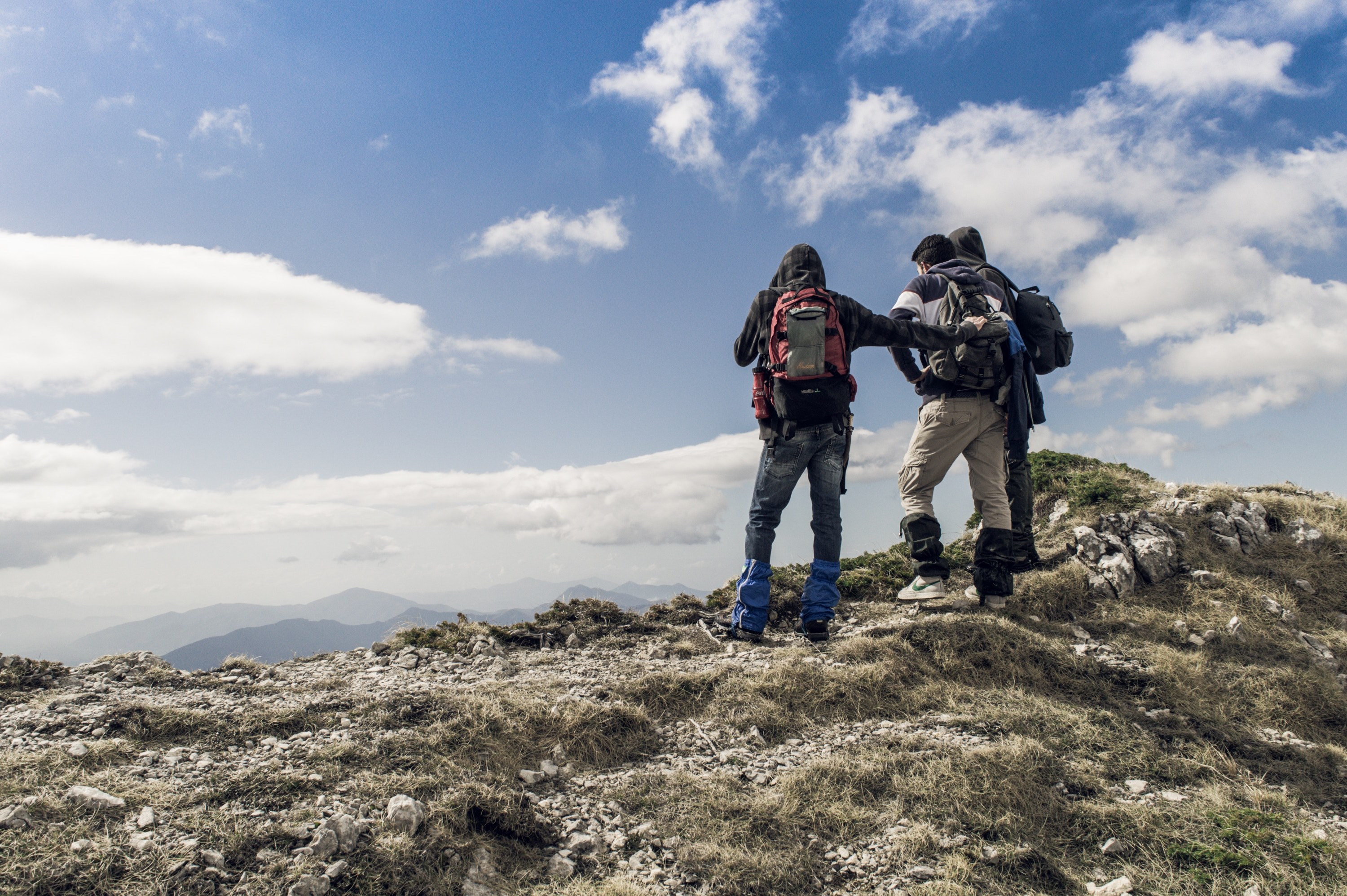 hikers standing on a rocky mountain peak in filignano looking at the sky and the hills, filignano hikes 4k, HD Wallpaper