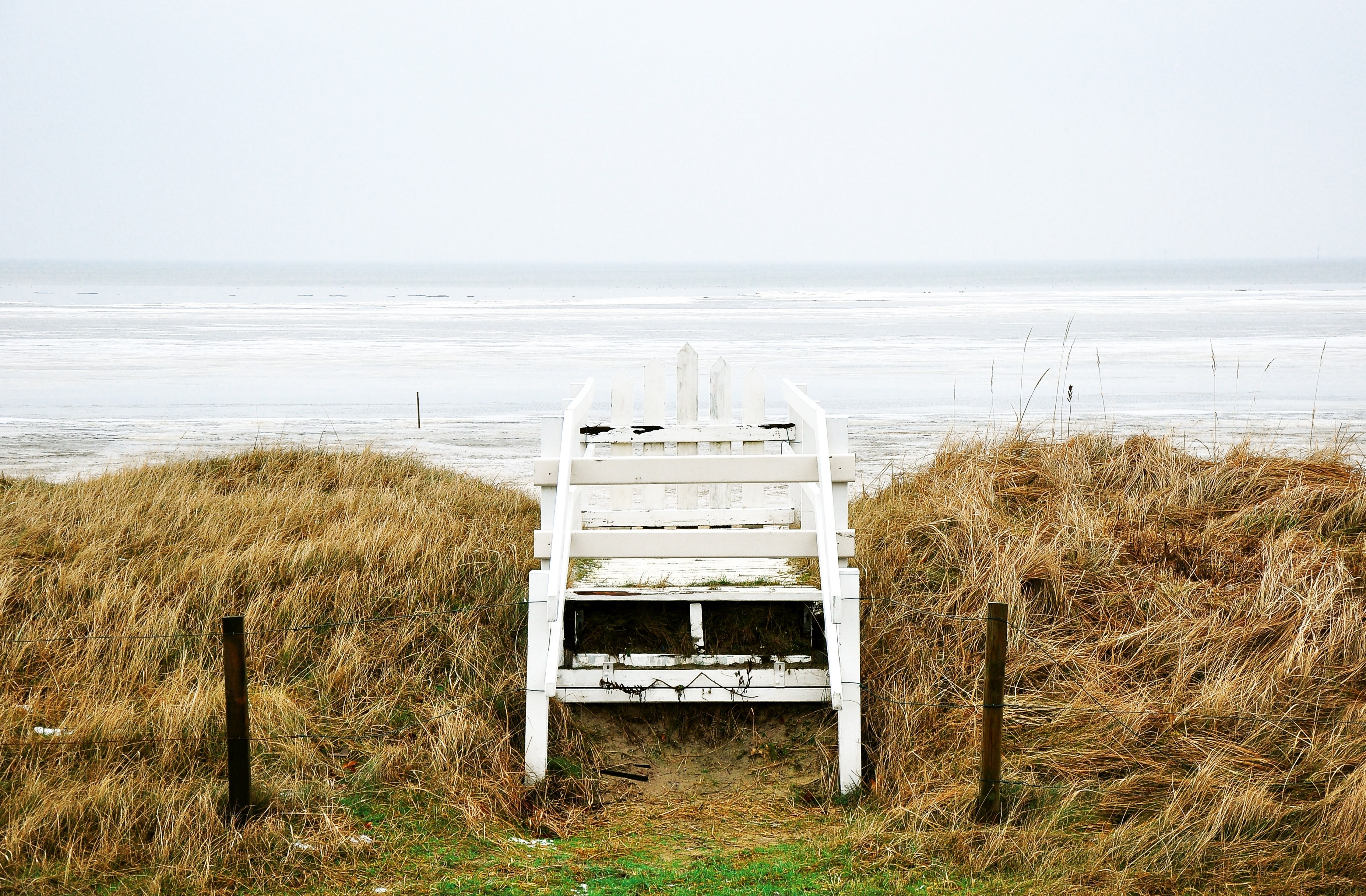 white wooden gate on the grass by the sand beach at cuxhaven, wooden gate at the beach 4k, HD Wallpaper