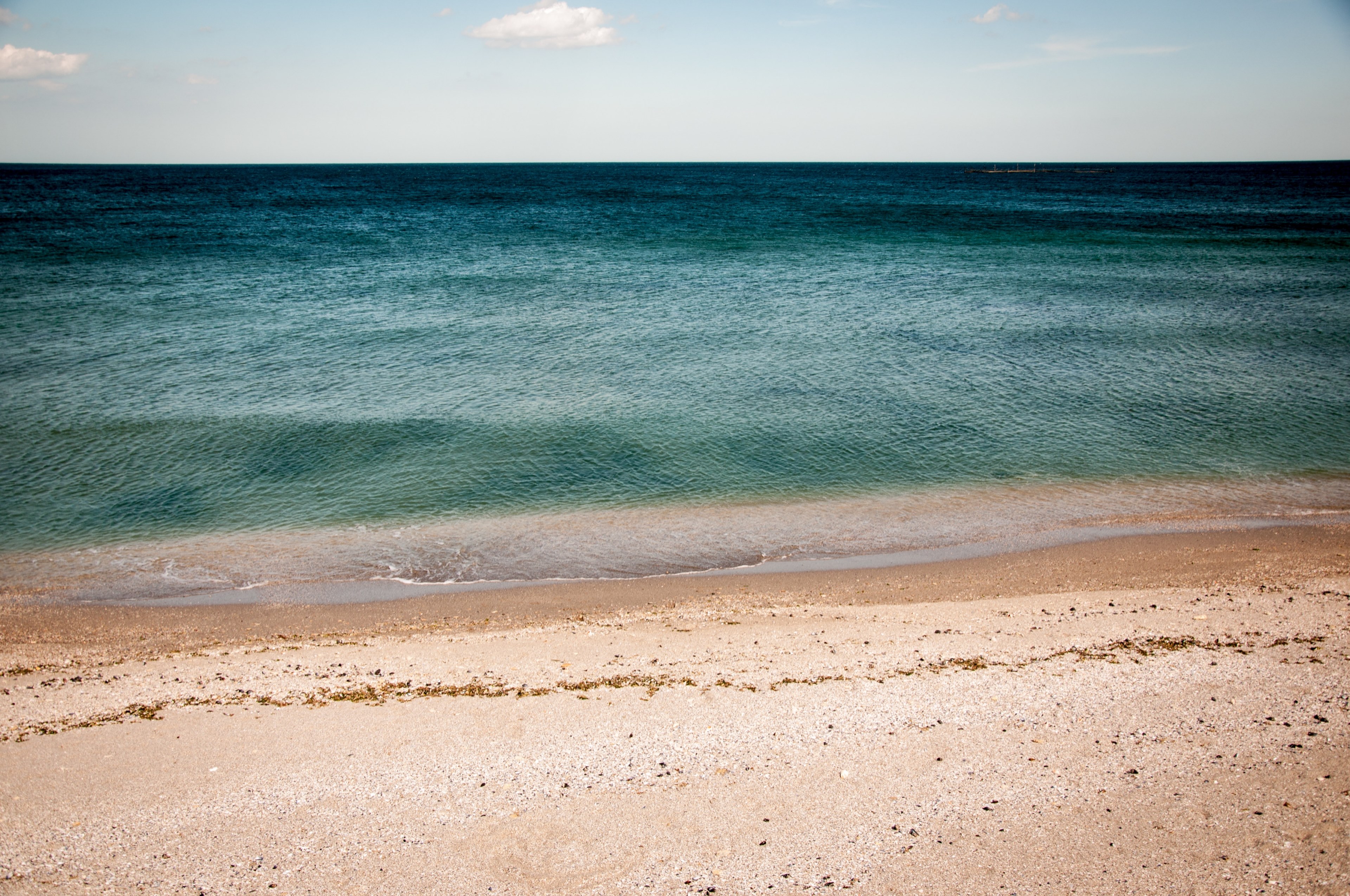 complete beach view of the shore and blue inviting ocean, ocean and beach shore 4k, HD Wallpaper