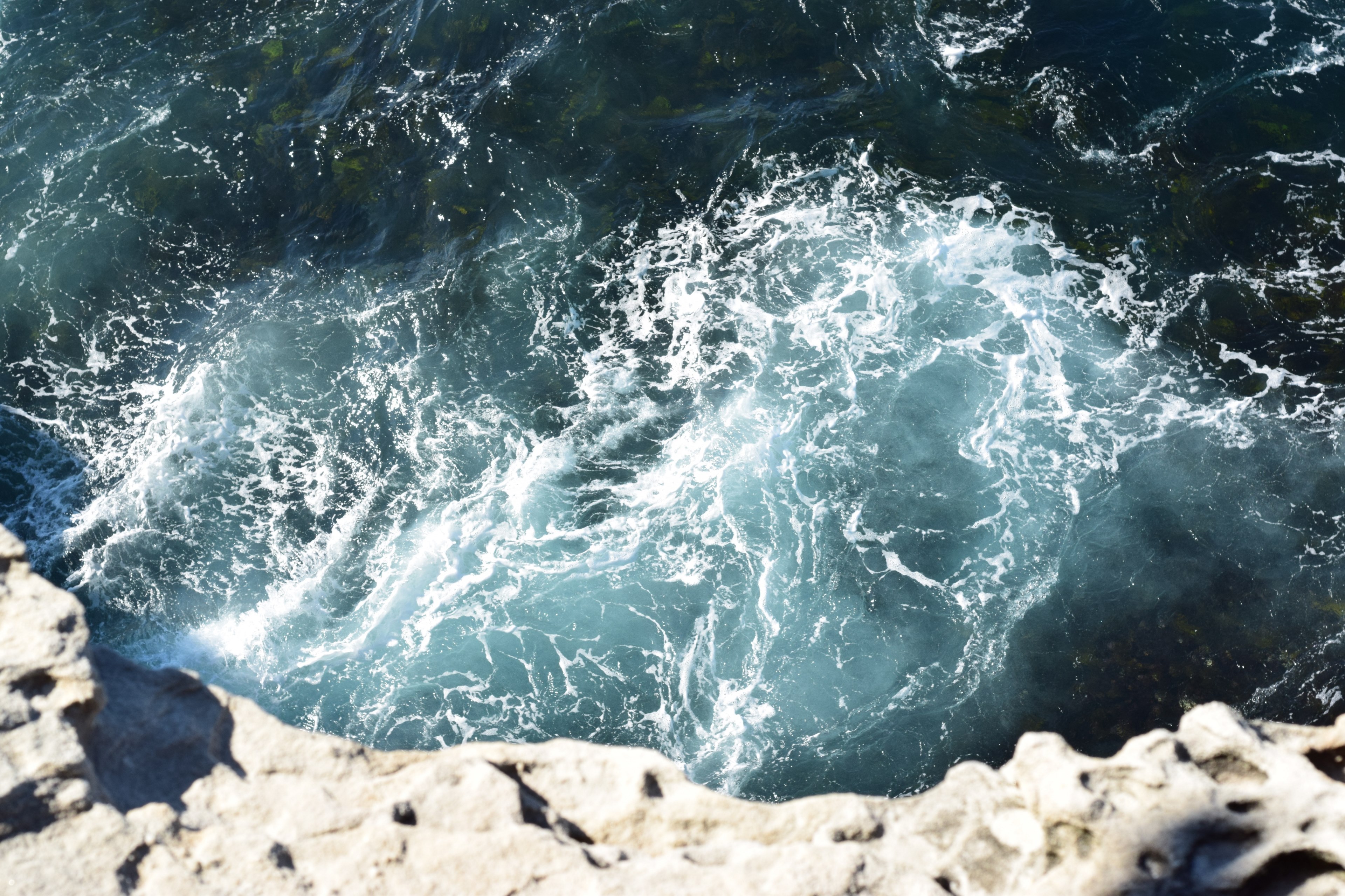 view of the ocean crashing on the shore from a cliff at bondi beach, cliff view of ocean crashing 4k, HD Wallpaper