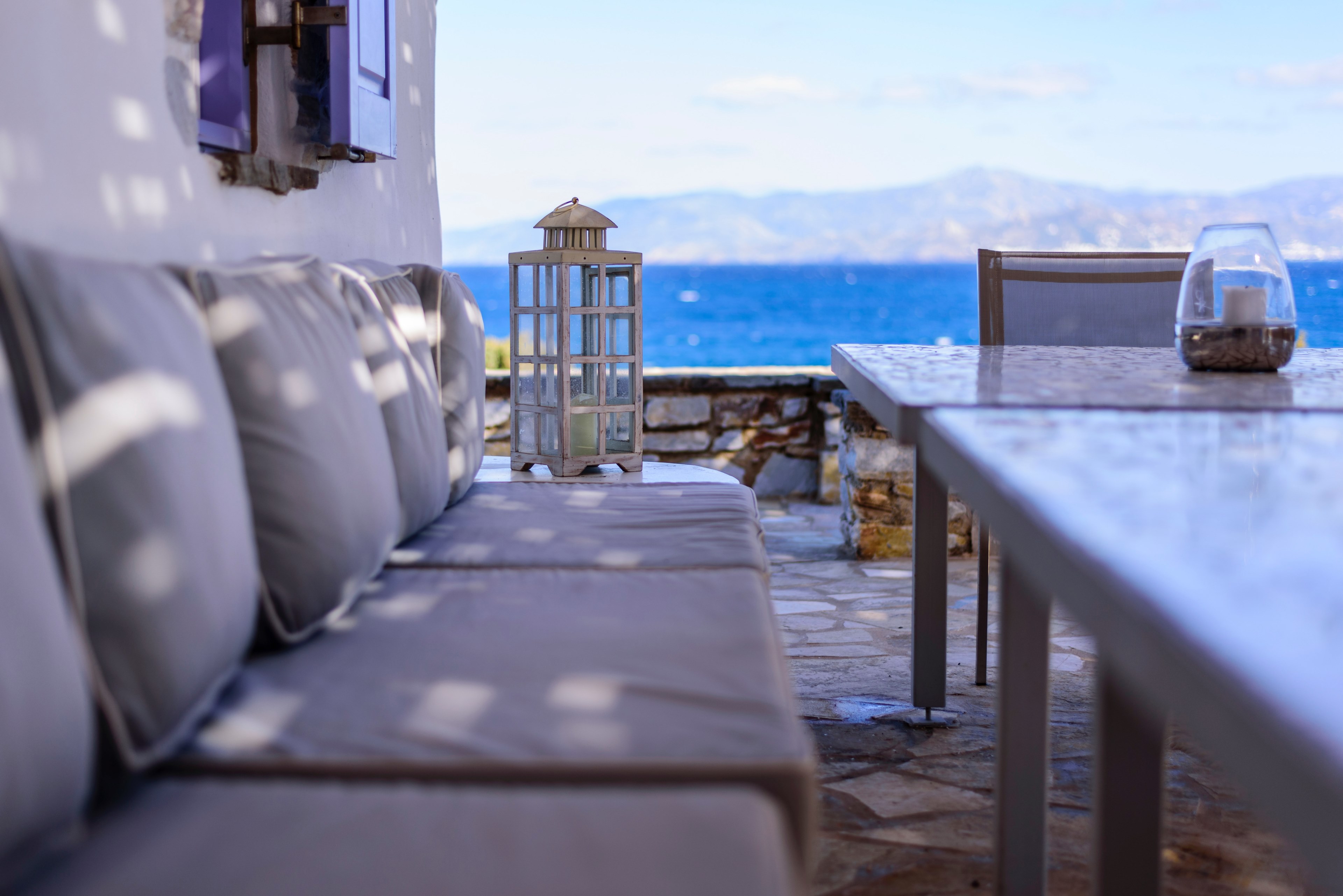 sofa and tables on the outdoor terrace overlooking the ocean, terrace with ocean view 4k, HD Wallpaper