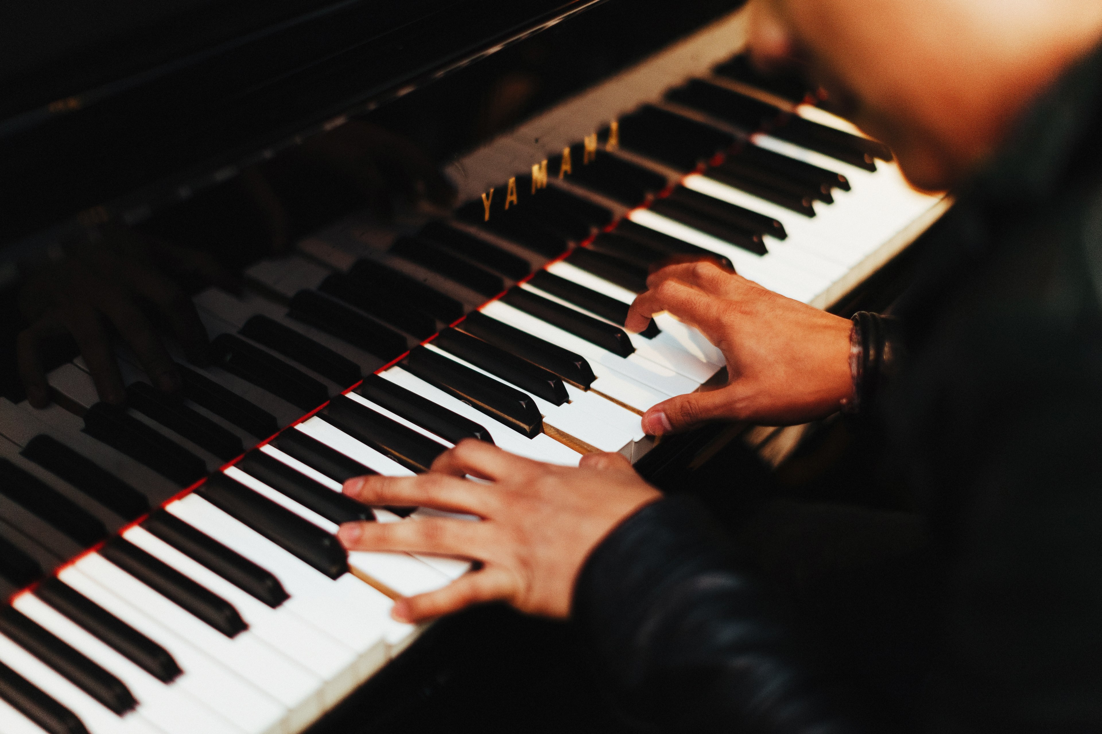 a person playing a yamaha piano, yamaha piano player 4k, HD Wallpaper