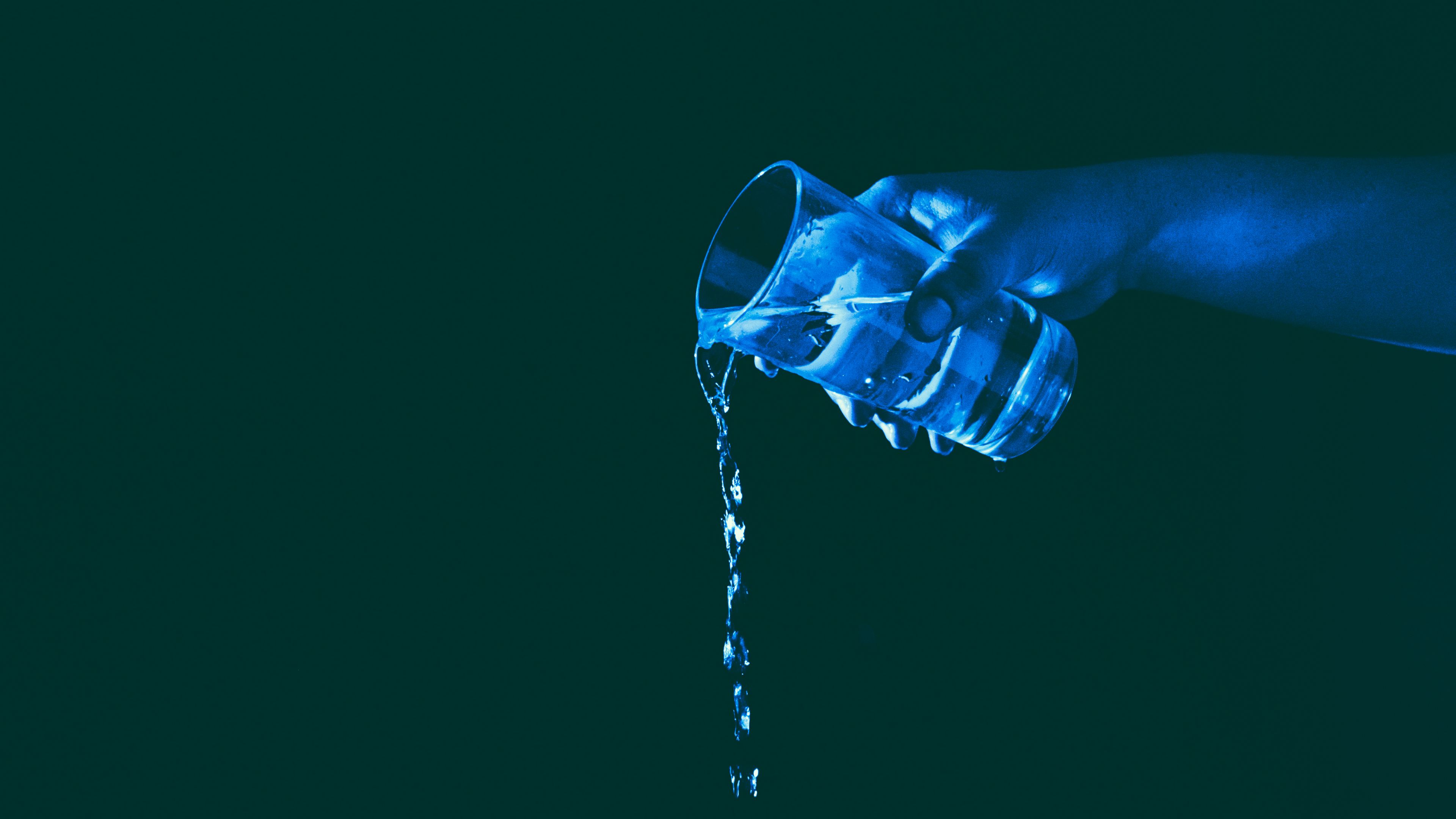 glass, hand, water, lighting, 4k, HD Wallpaper