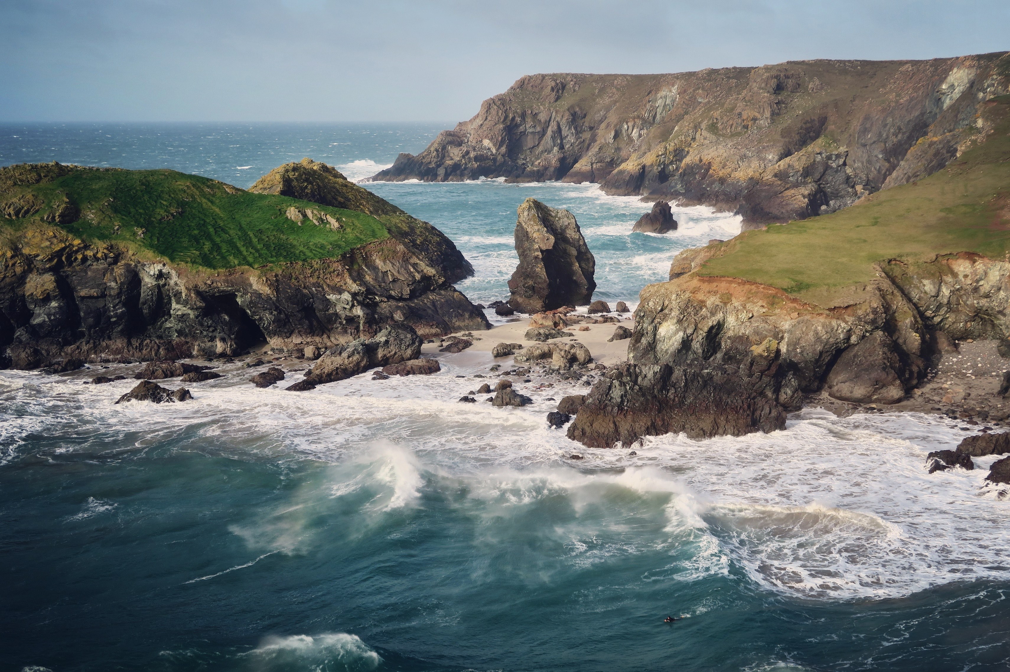 rough ocean crashing on the rocky cliffs at kynance cove beach, lone surfer 4k, HD Wallpaper