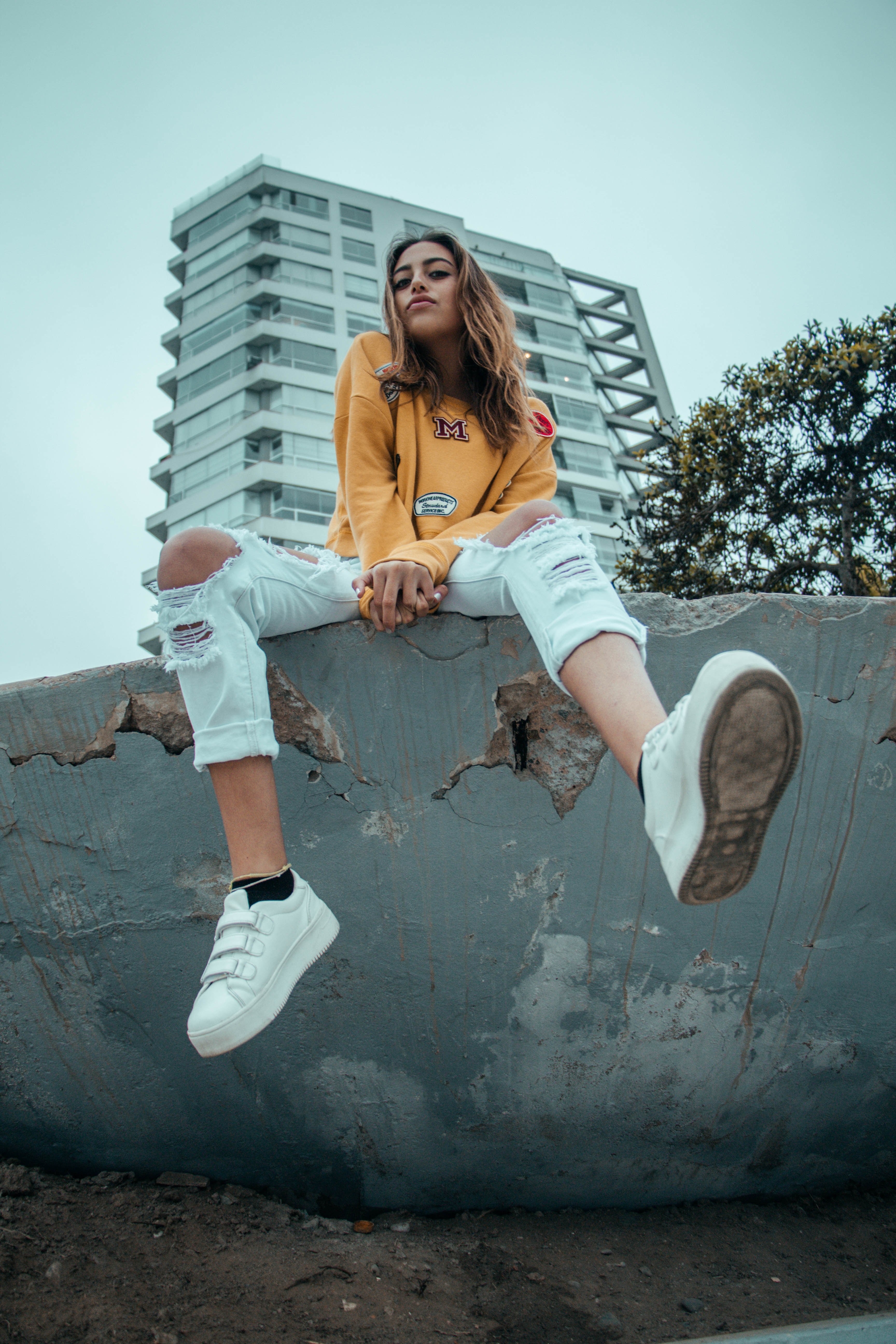 woman female wall and concrete hd, 4k, Phone HD Wallpaper