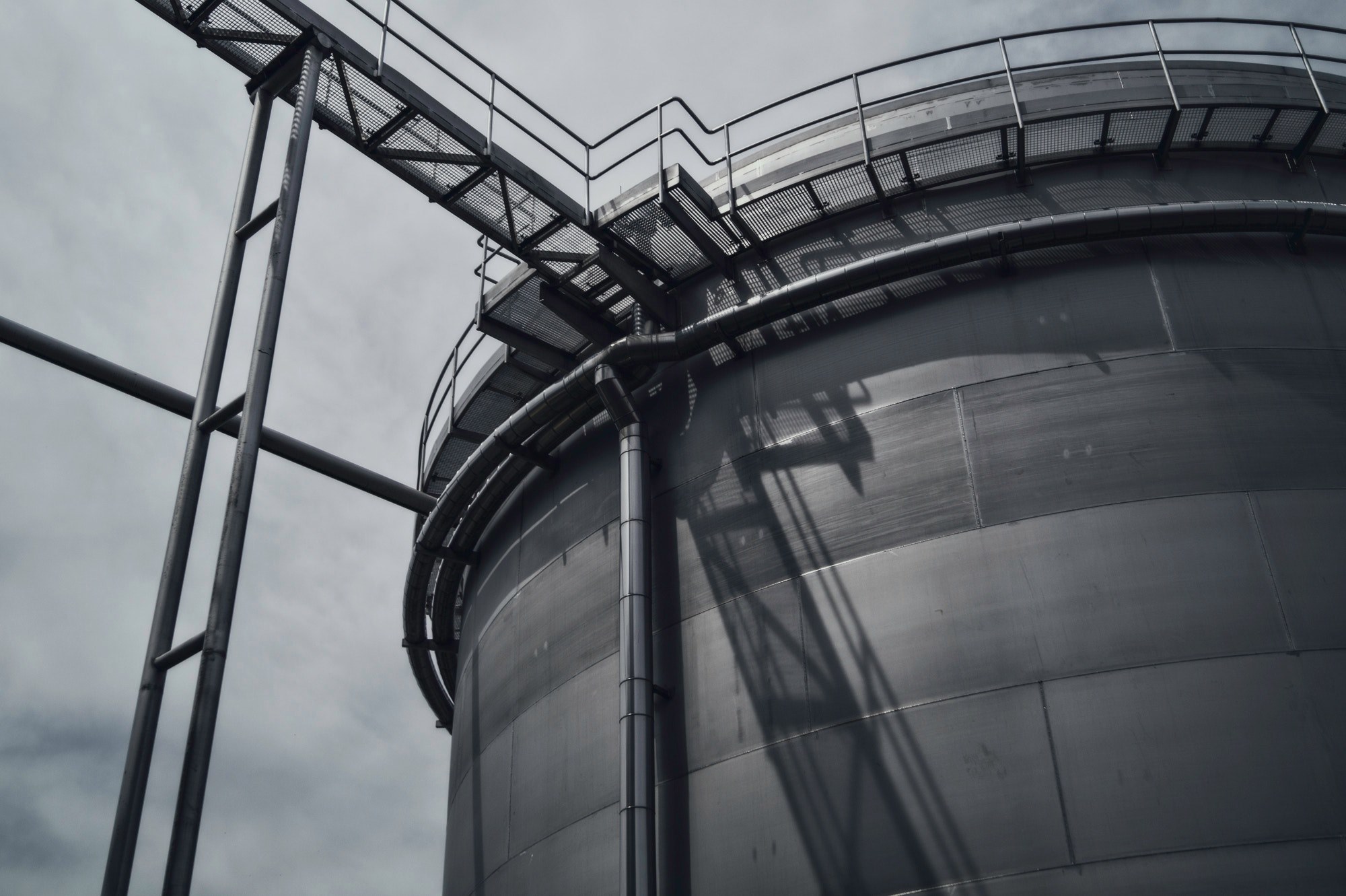 black and white shot of industrial metal steel tower in budjovick budvar nrodn podnik, industrial metal tower 4k, HD Wallpaper
