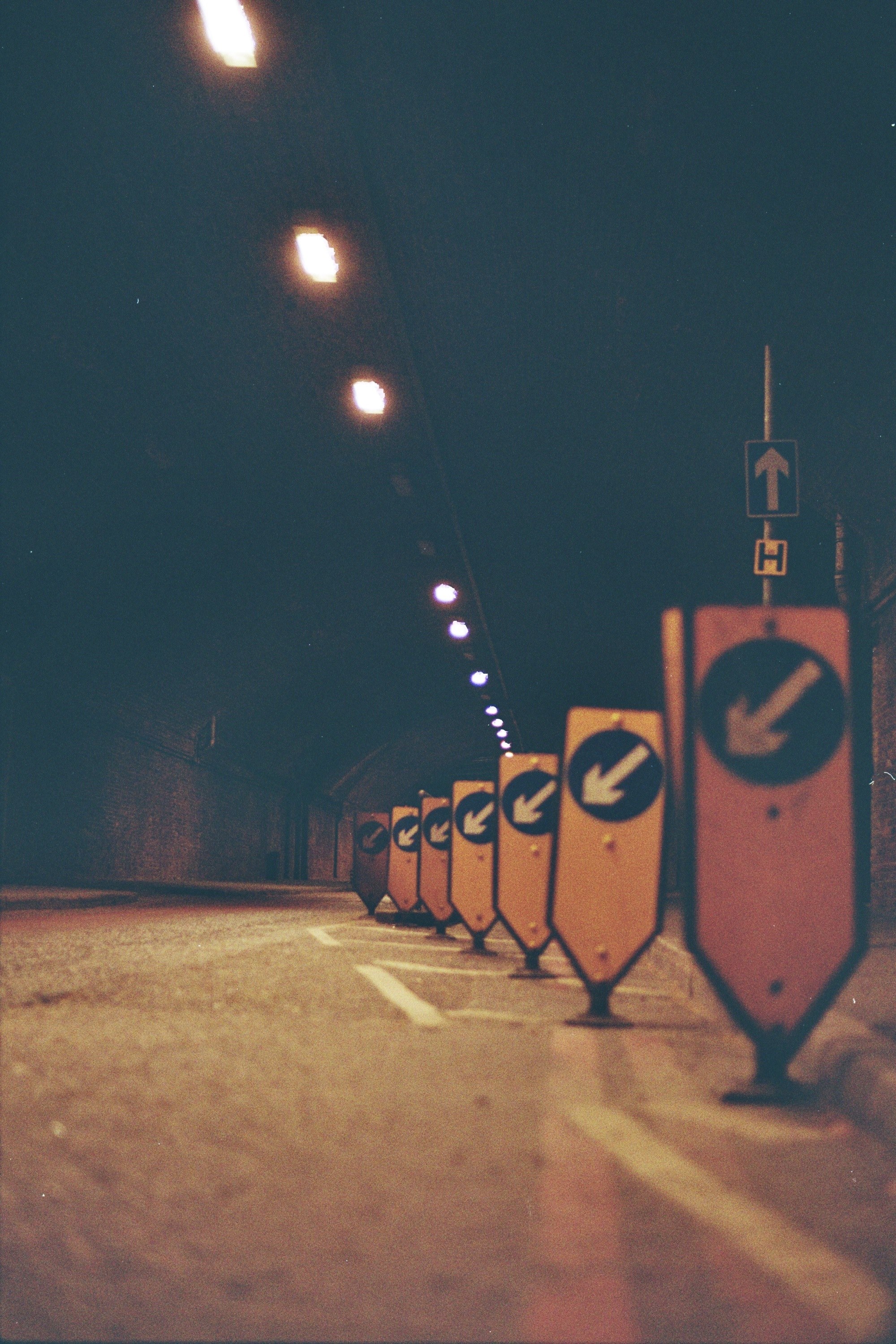 direct sign tunnel and underpass hd, 4k, Phone HD Wallpaper