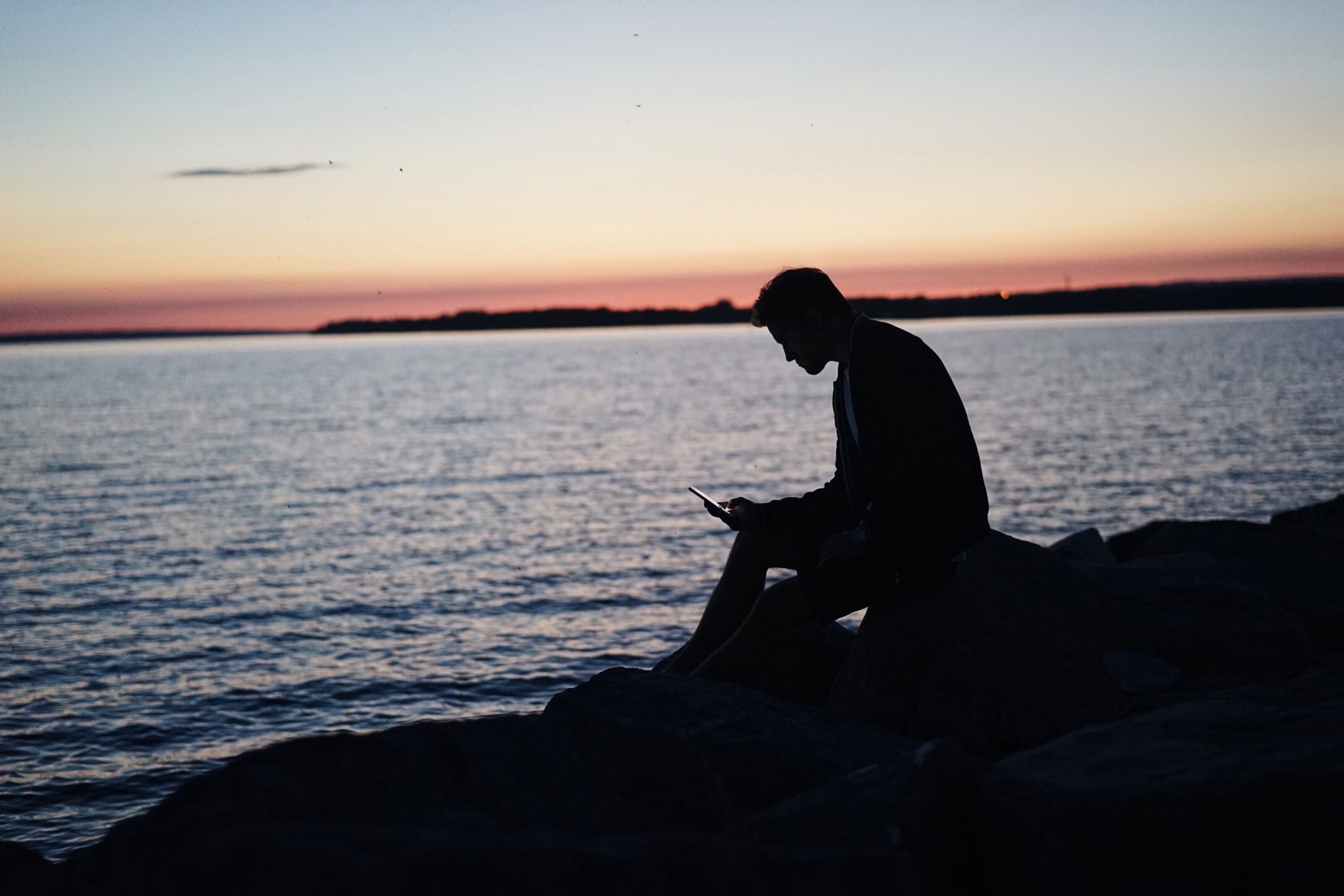 man silhouette using smartphone on the rock by the ocean after the sunset at britannia beach, silhouette using smartphone 4k, HD Wallpaper