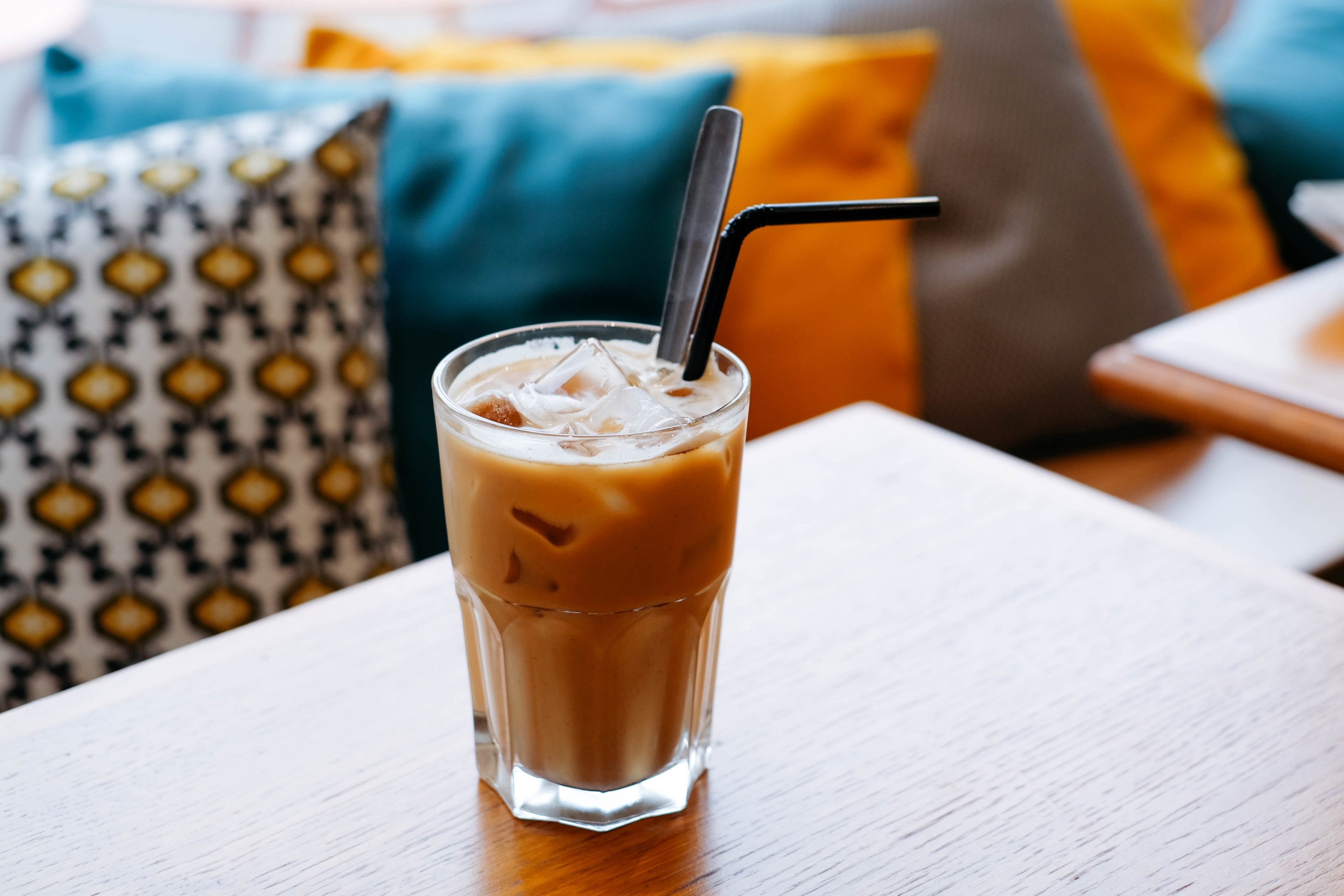 the macro view of a cup of latte with straw in it in coupi bar, cup of latte with straw 4k, HD Wallpaper