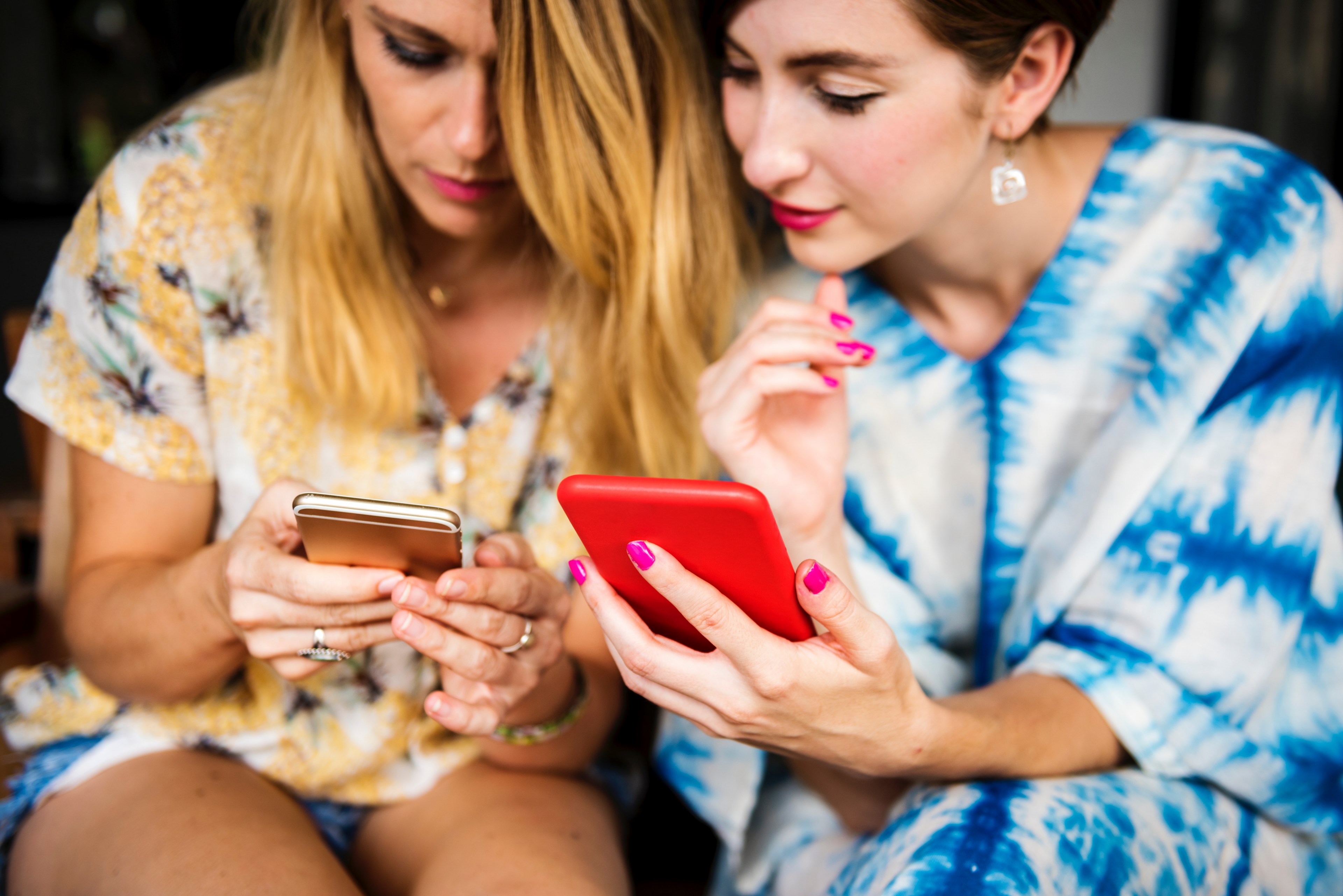 friend phone caucasian and together 4k, HD Wallpaper
