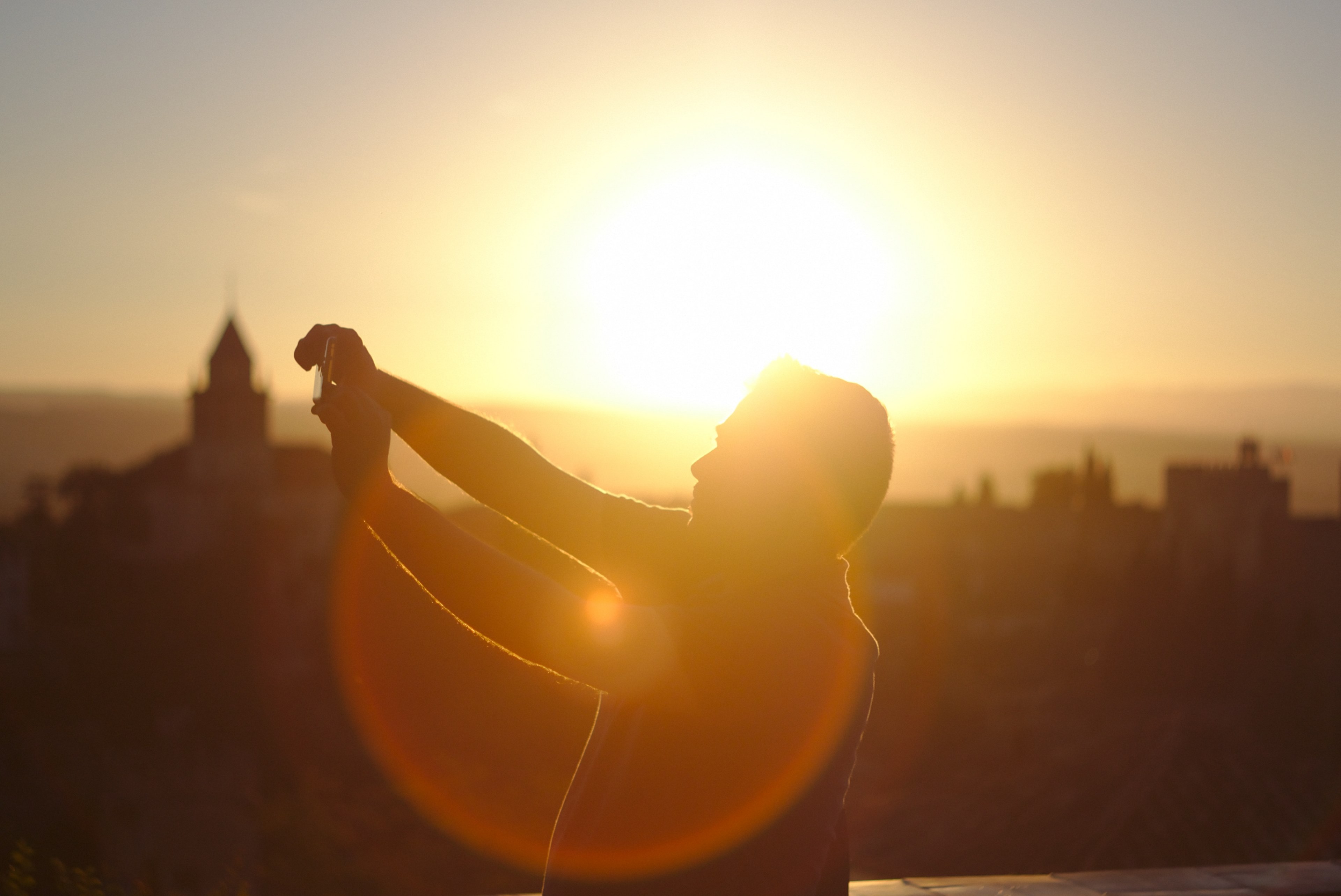 man shooting backlit selfie near alhambra during sunset, man taking backlit selfie 4k, HD Wallpaper
