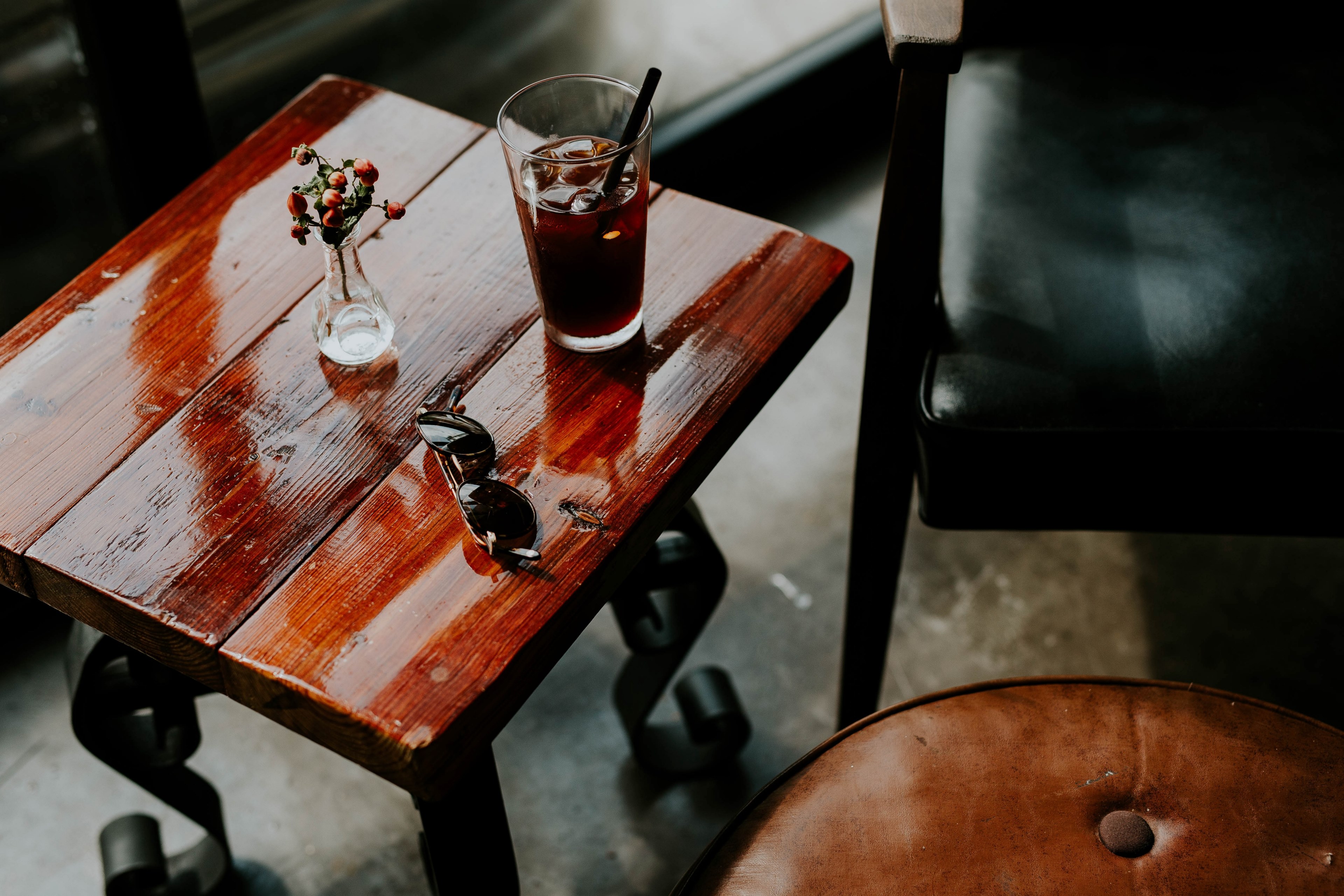 a small table with a glass of cola a pair of sunglasses and small bouquet in a vase next to an armchair, cola and flowers 4k, HD Wallpaper