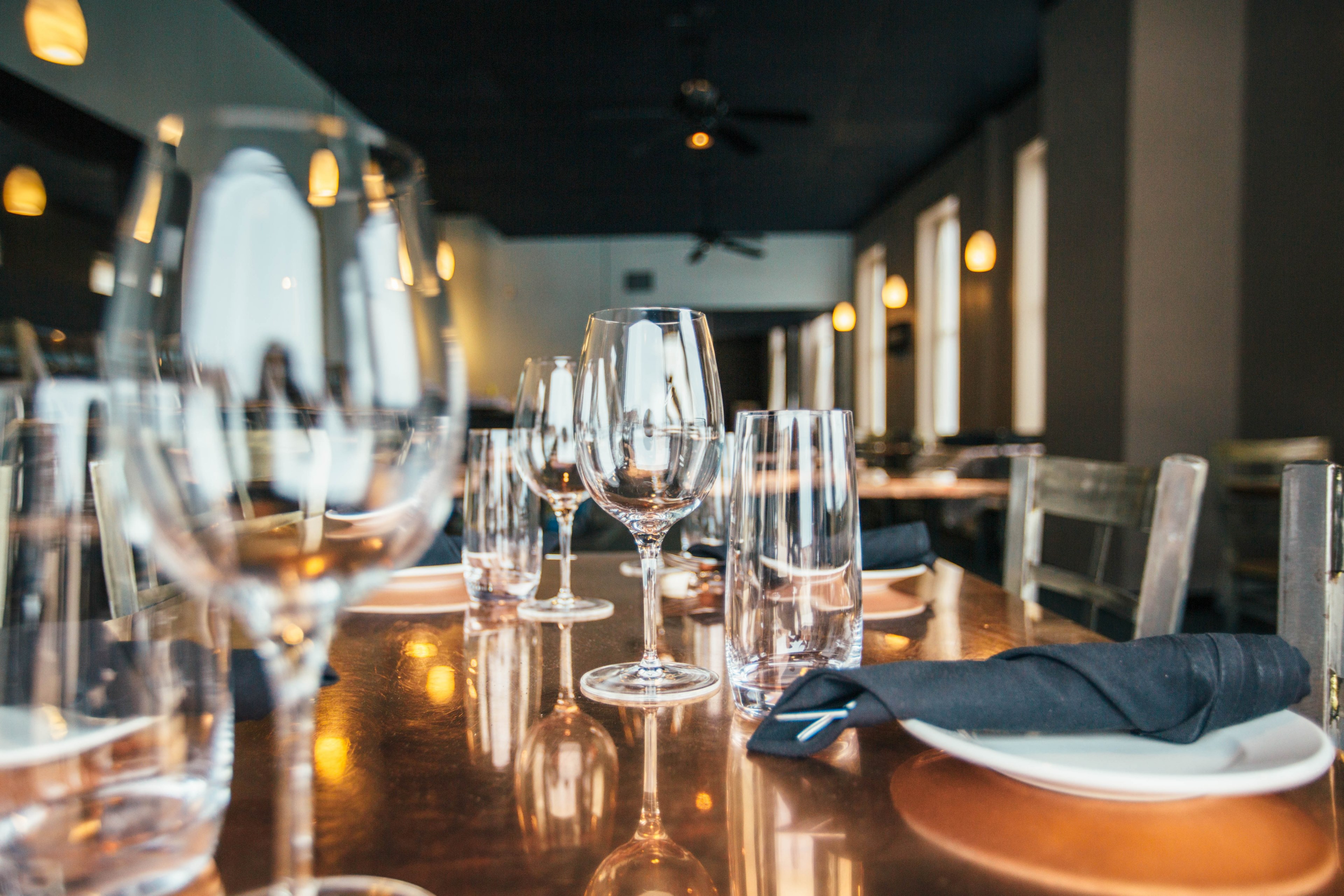 in focus shot of wine glasses on the dining table, _dinner table at a restaurant 4k, HD Wallpaper