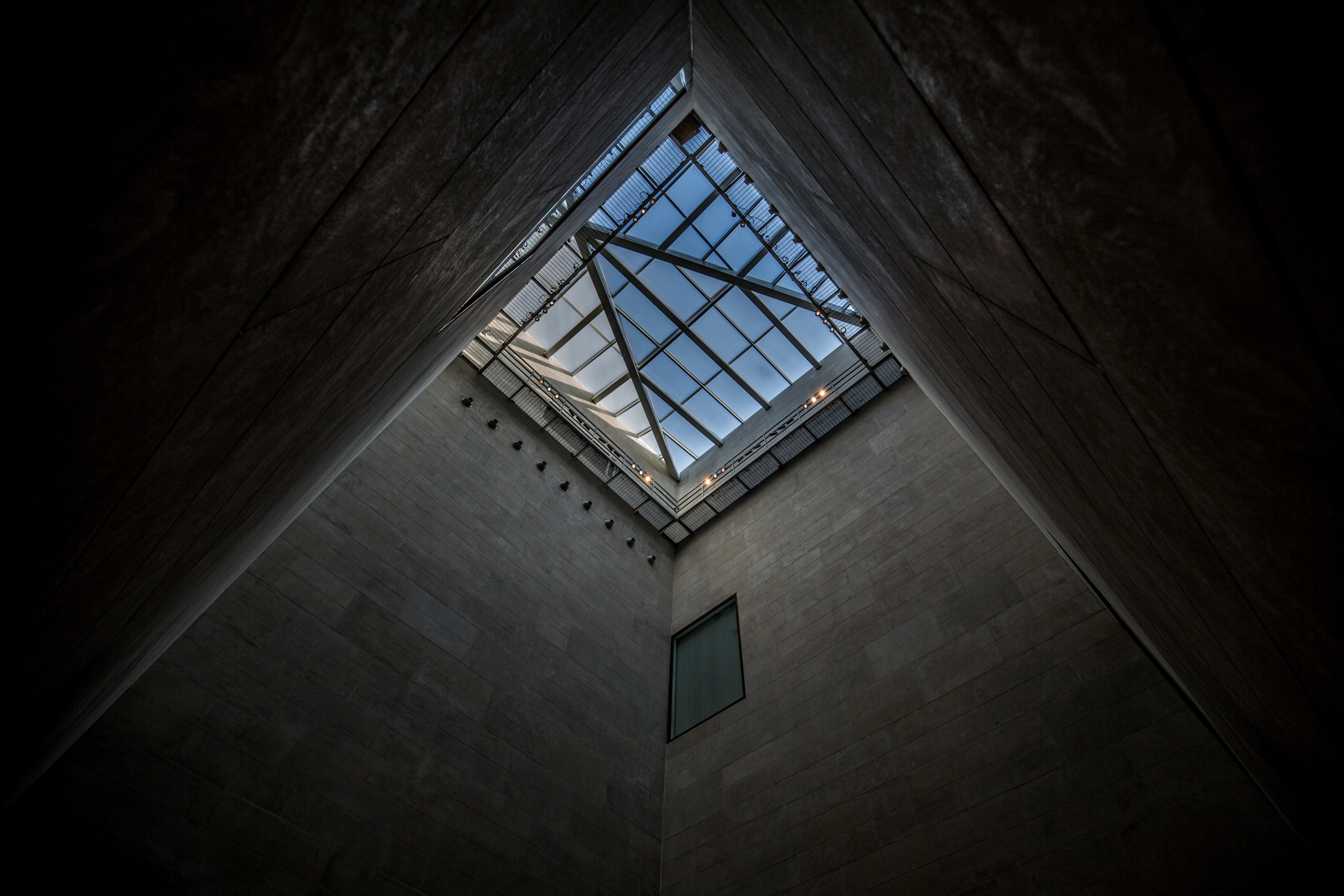 skylight window and blue sky from below at museum of fine arts houston, im angled to you 4k, HD Wallpaper