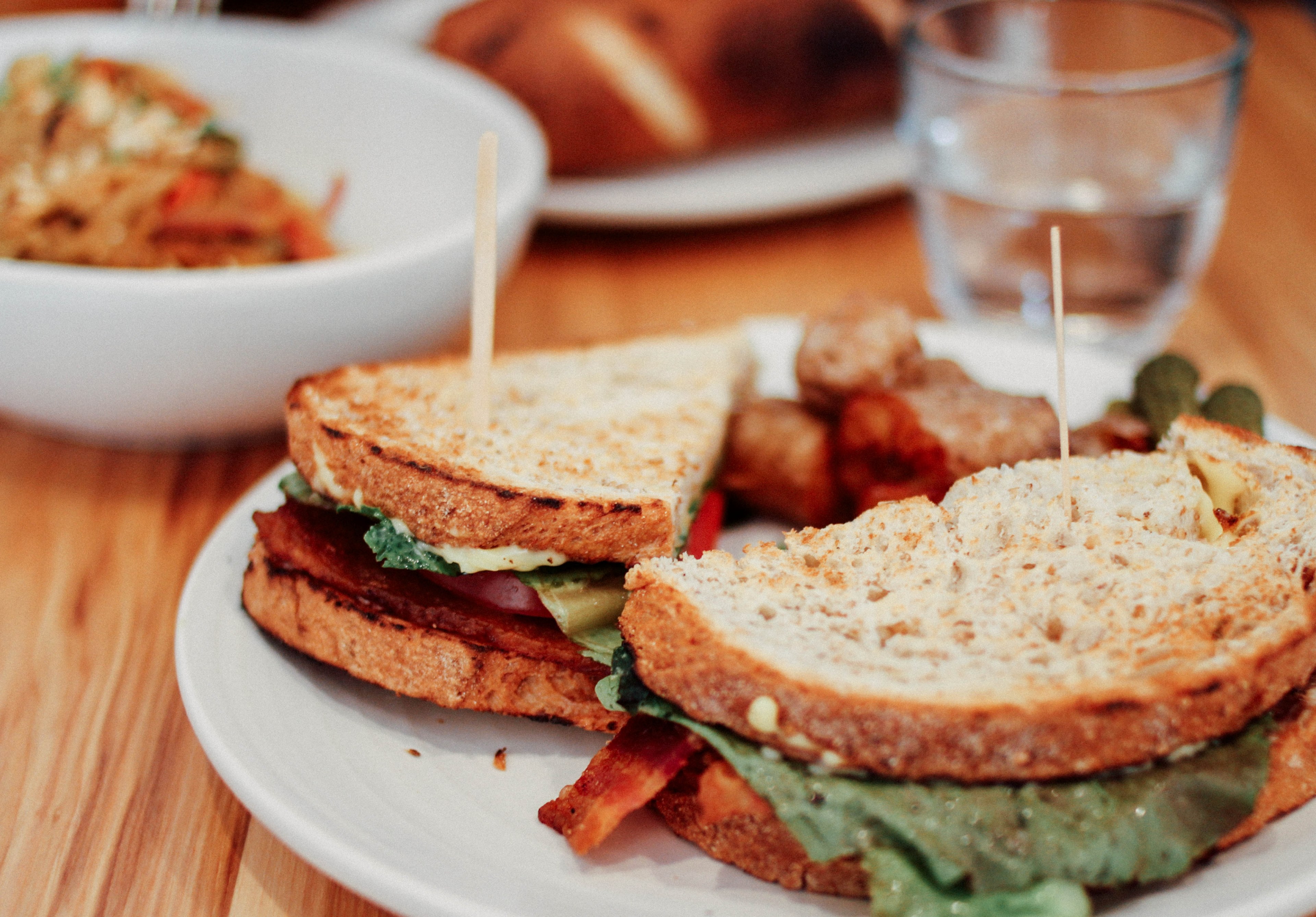 blt sandwich at the table of an american deli restaurant, sandwich and sides 4k, HD Wallpaper