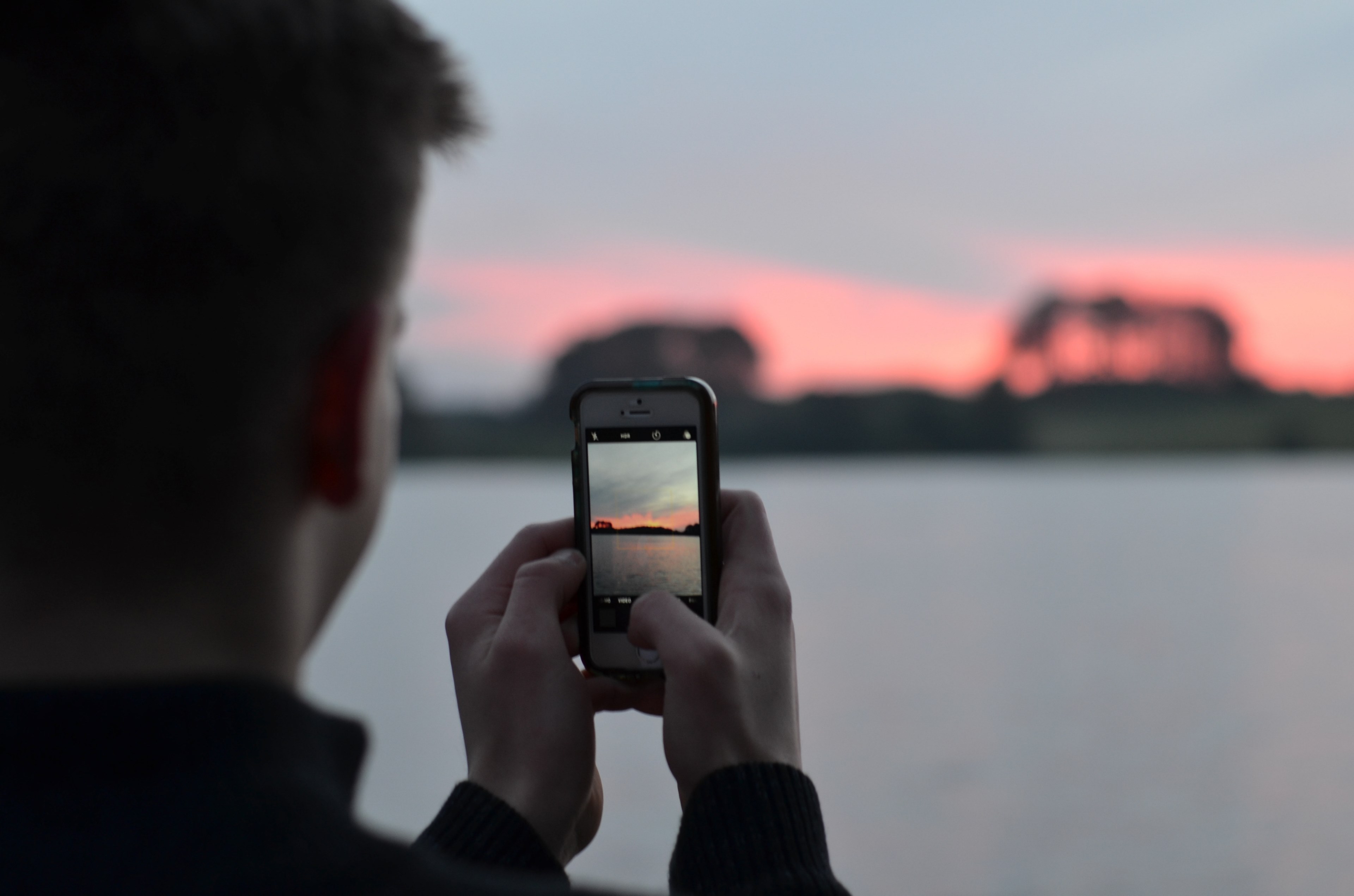 man shooting a photo with his iphone of a sunset in talkin tarn, shooting talkin tarn sunset 4k, HD Wallpaper