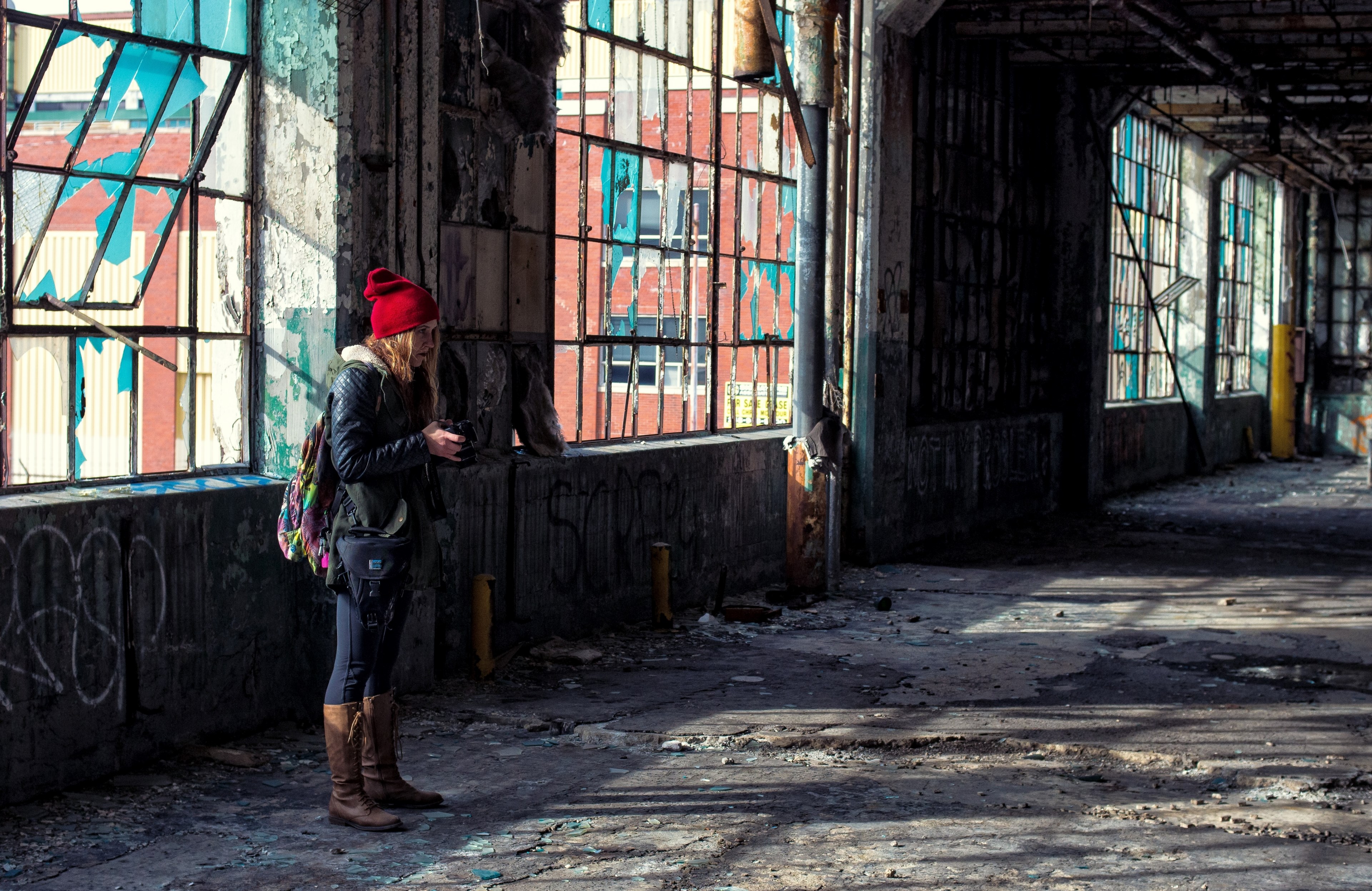 women standing in an old urban detroit building, old detroit building 4k, HD Wallpaper
