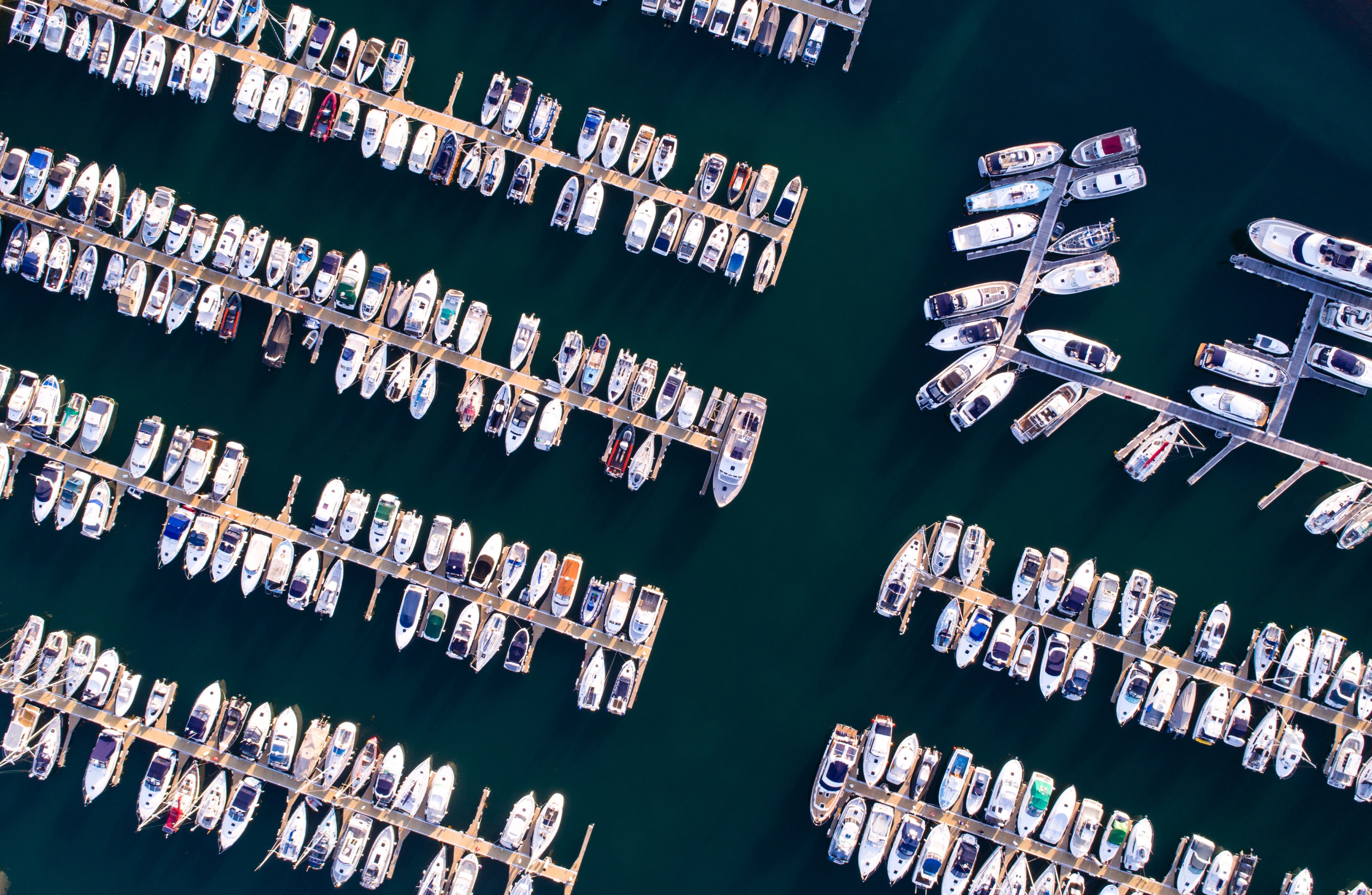 a drone shot of boats moored at a marina, aerial view of a marina 4k, HD Wallpaper