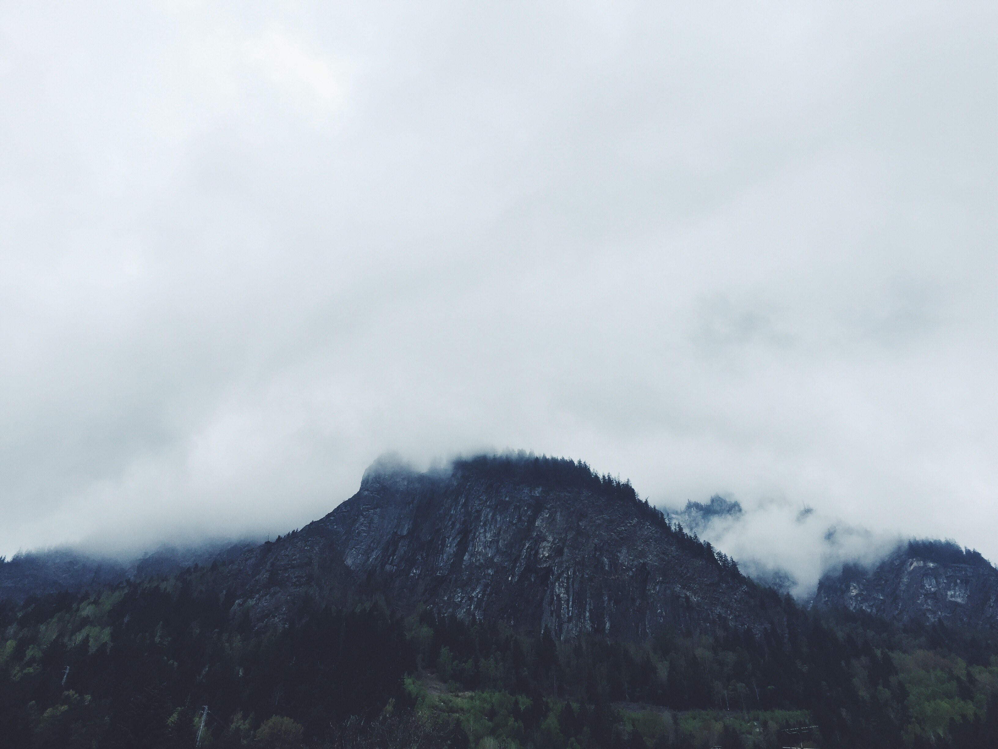 a jagged mountain shrouded in fog on a cloudy day, misty mountain 4k, HD Wallpaper