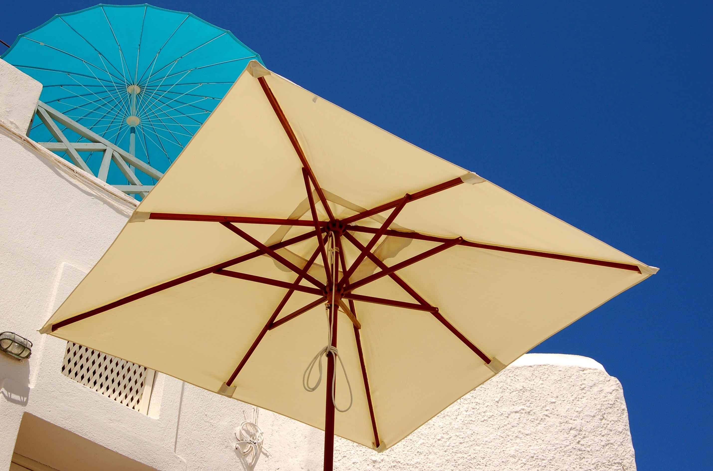 umbrellas santorini greece 4k, HD Wallpaper