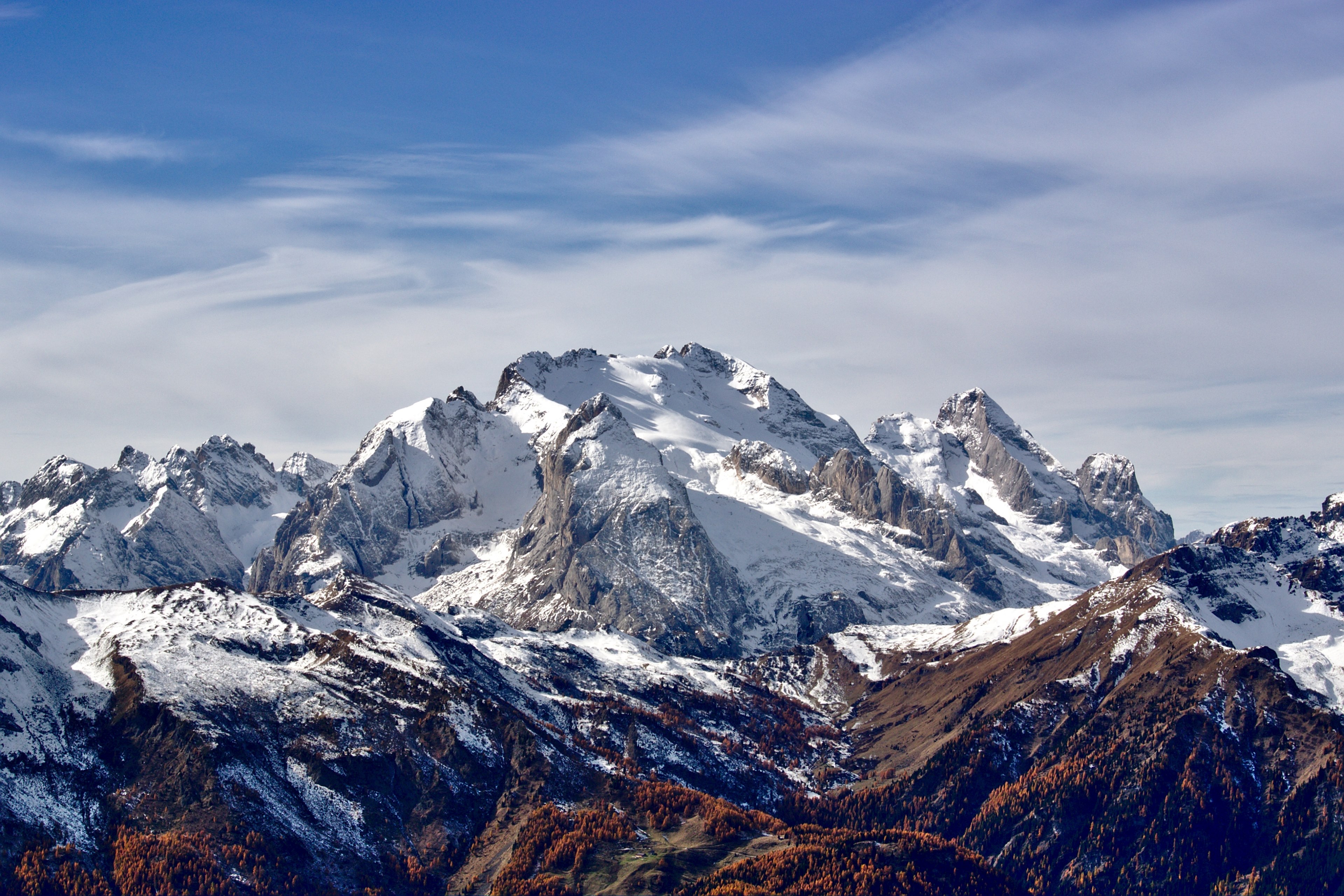 a jagged mountaintop covered in snow under a blue sky with wispy clouds, rocky snowy mountains 4k, HD Wallpaper