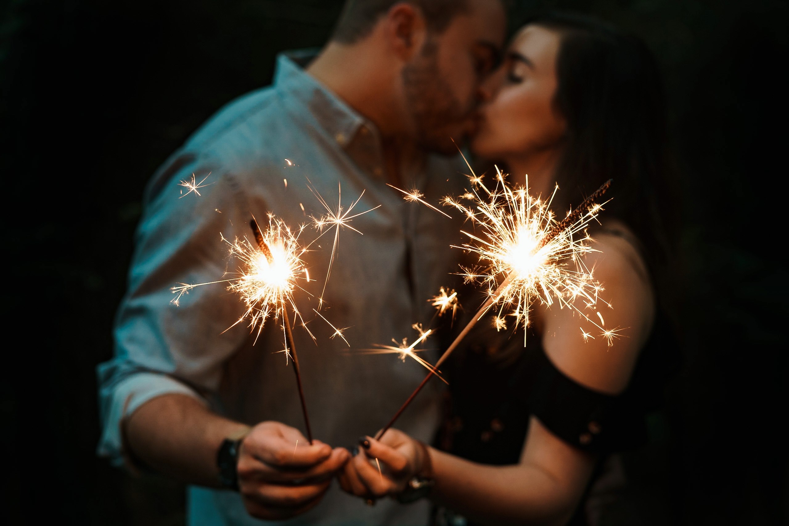 couple kiss kissing and dark 4k, HD Wallpaper