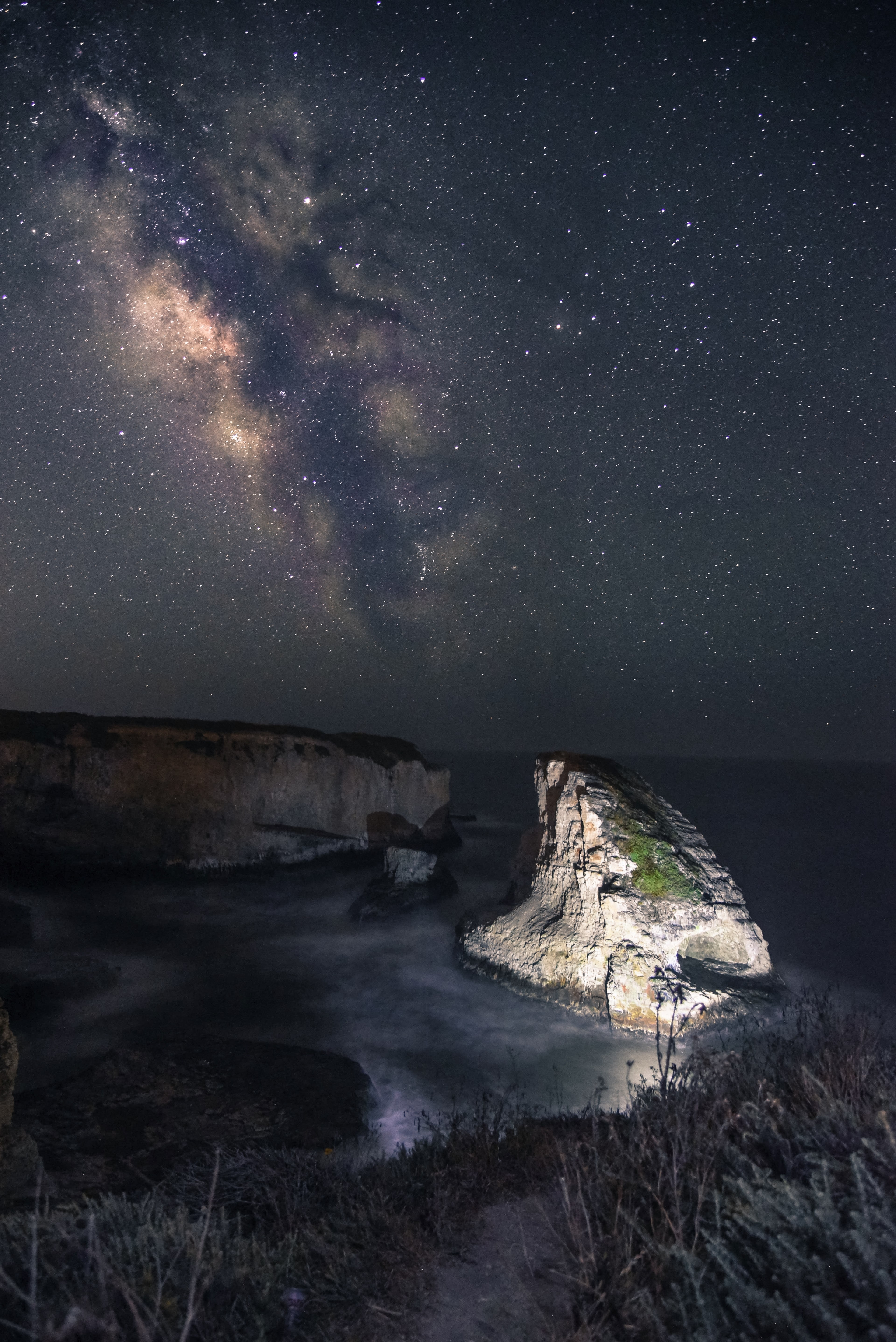 the milky way rises above the lighted up shark fin cove in the star studded night, _shark fin cove under the night sky 4k, Phone HD Wallpaper