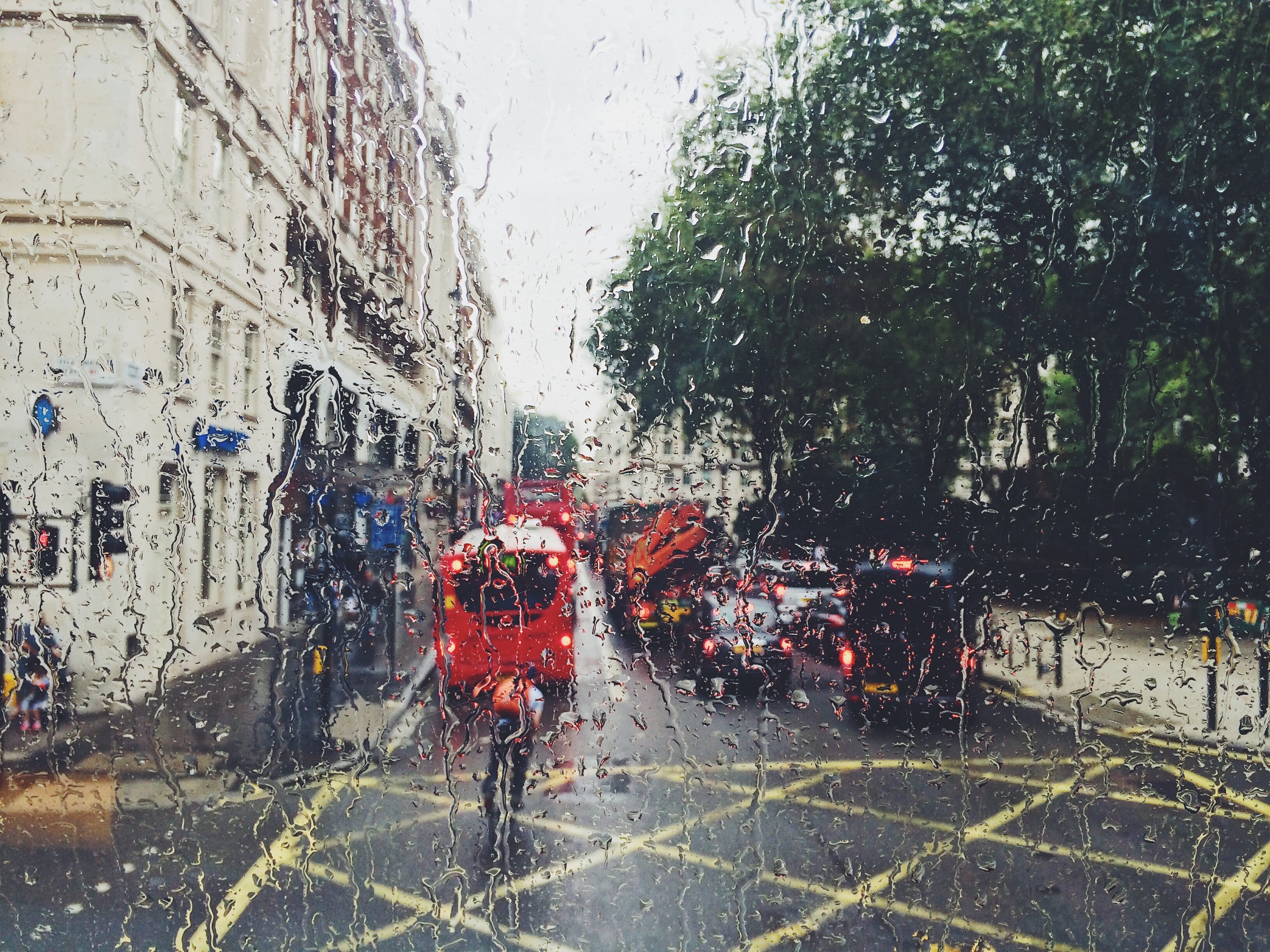 a busy london street seen through a rain streaked window, london street in the rain 4k, HD Wallpaper