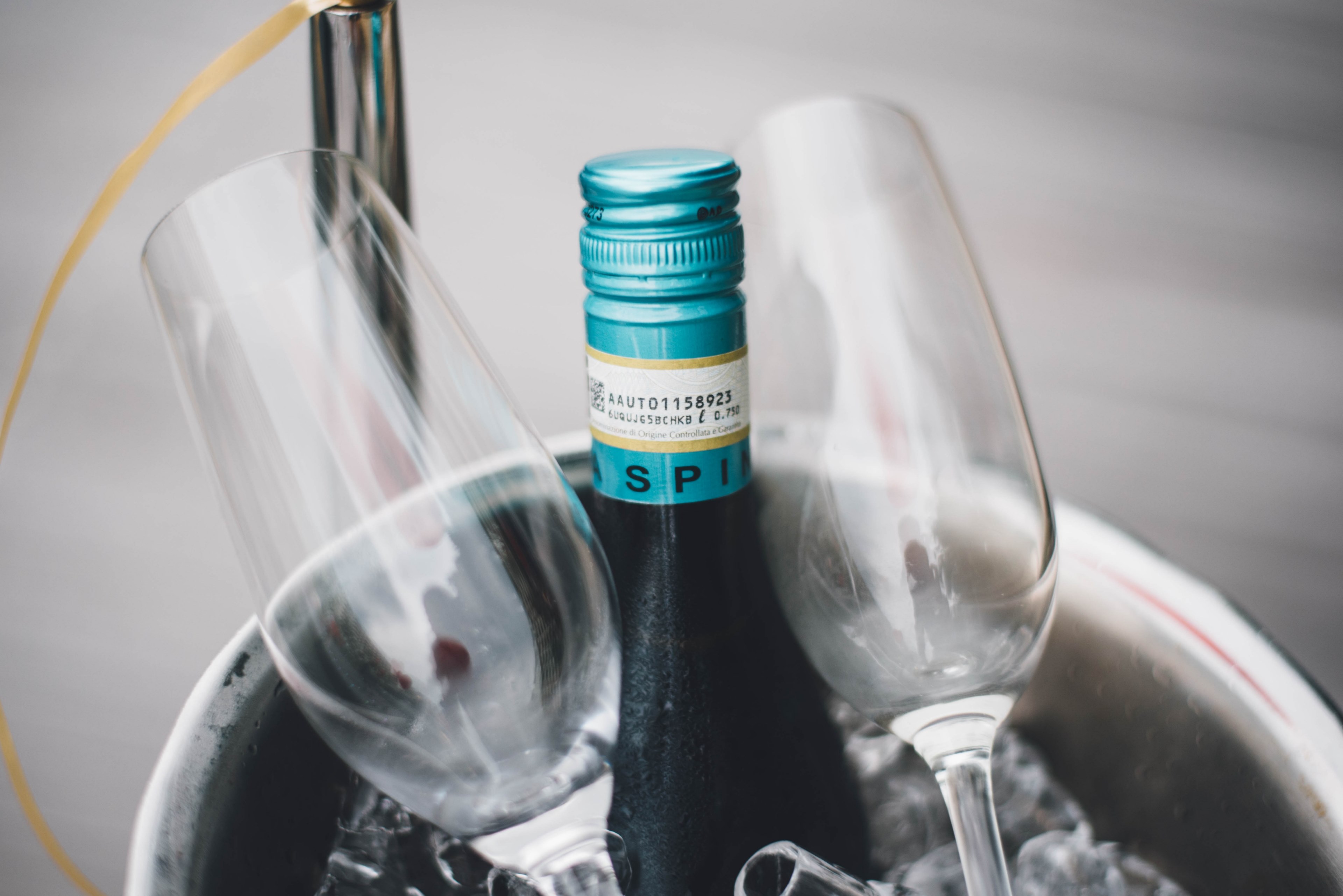a bottle of wine and two glasses inside a bucket of ice, _wine in an ice bucket 4k, HD Wallpaper
