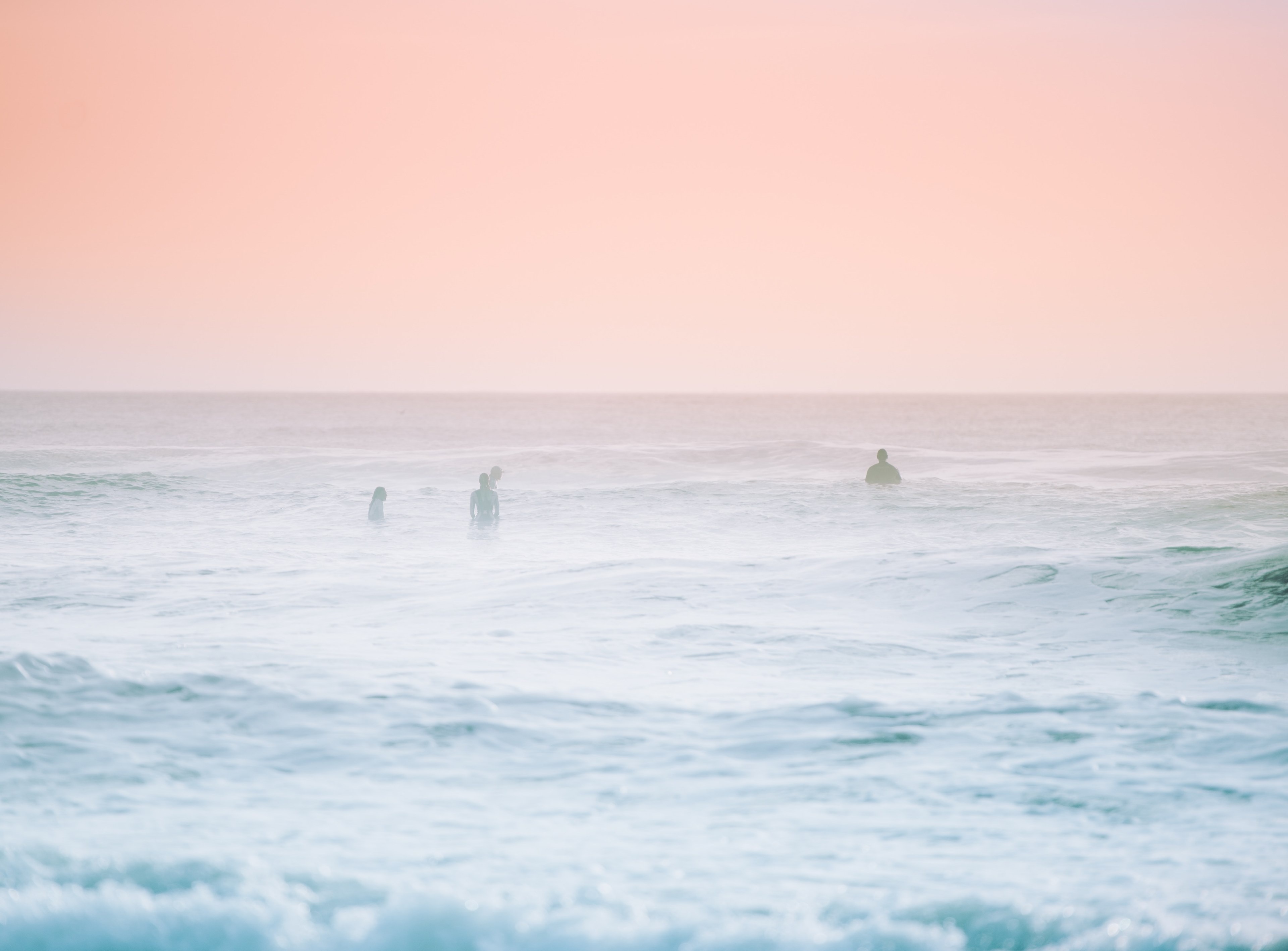 hazy view of the people waist deep in the ocean at cocoa beach, pastel surf 4k, HD Wallpaper