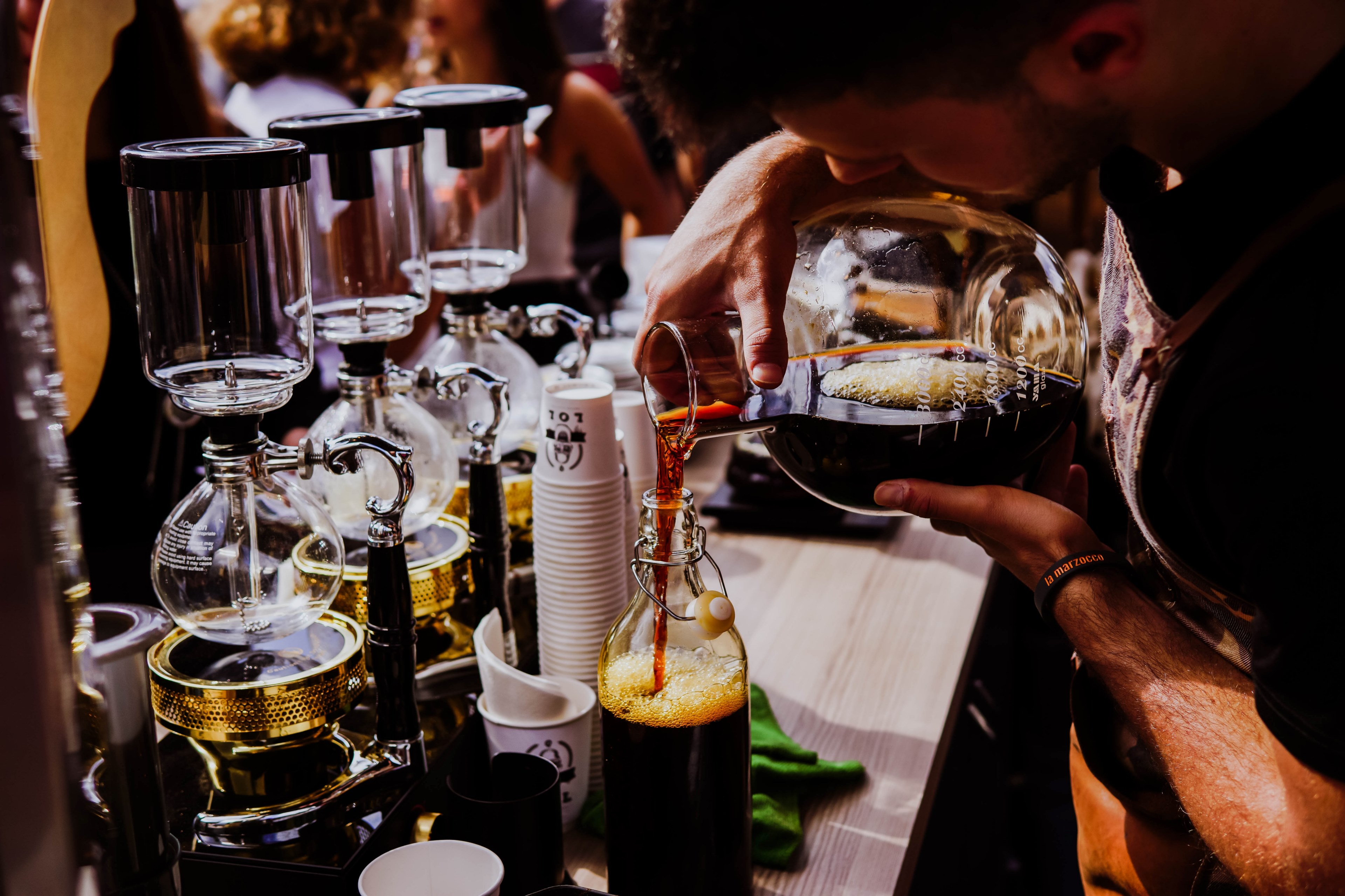 a barista pouring coffee from a jug into a bottle, caffein bubbles 4k, HD Wallpaper