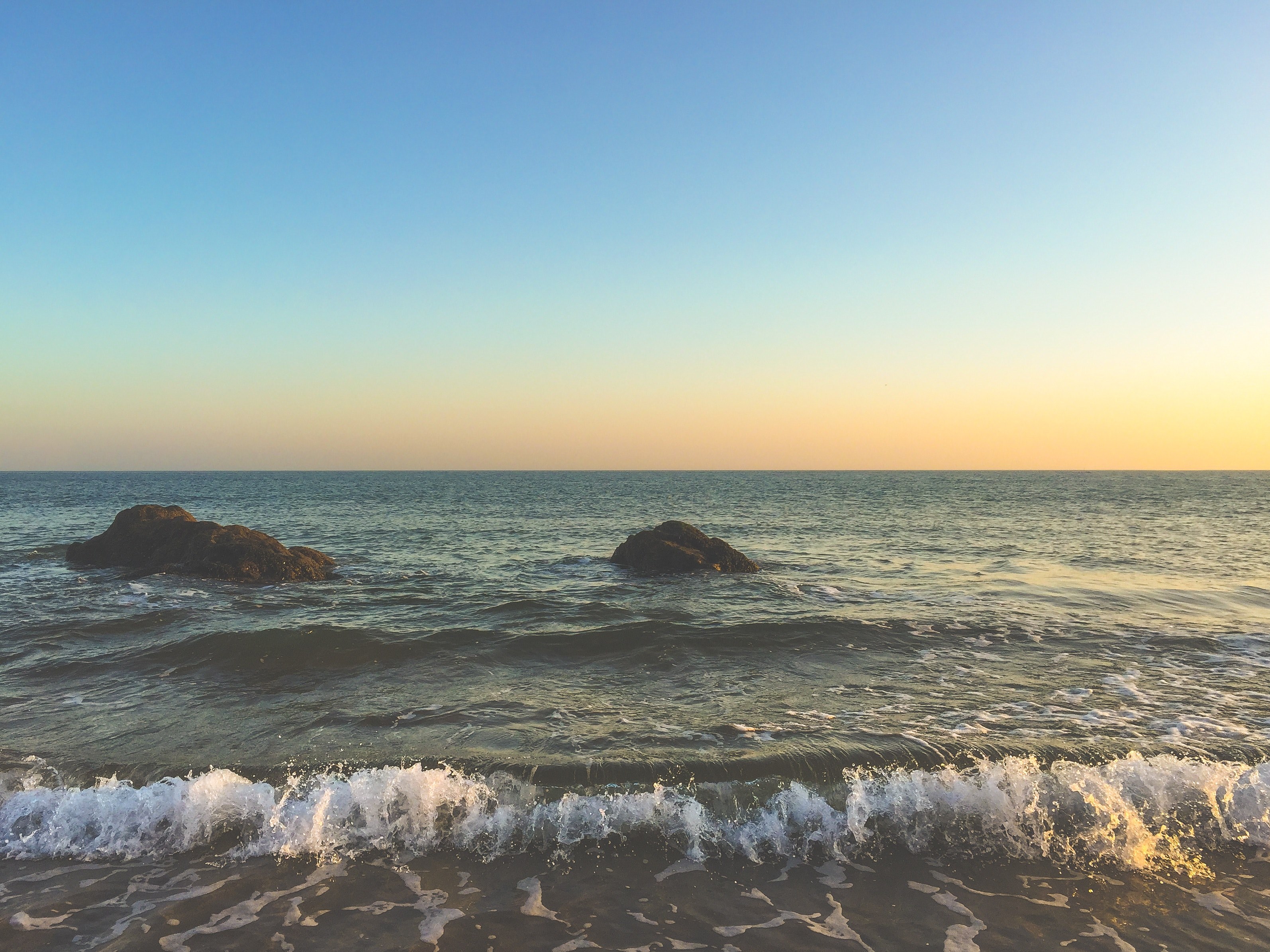 ocean waves washing on the shore at sunset, ocean washing ashore 4k, HD Wallpaper