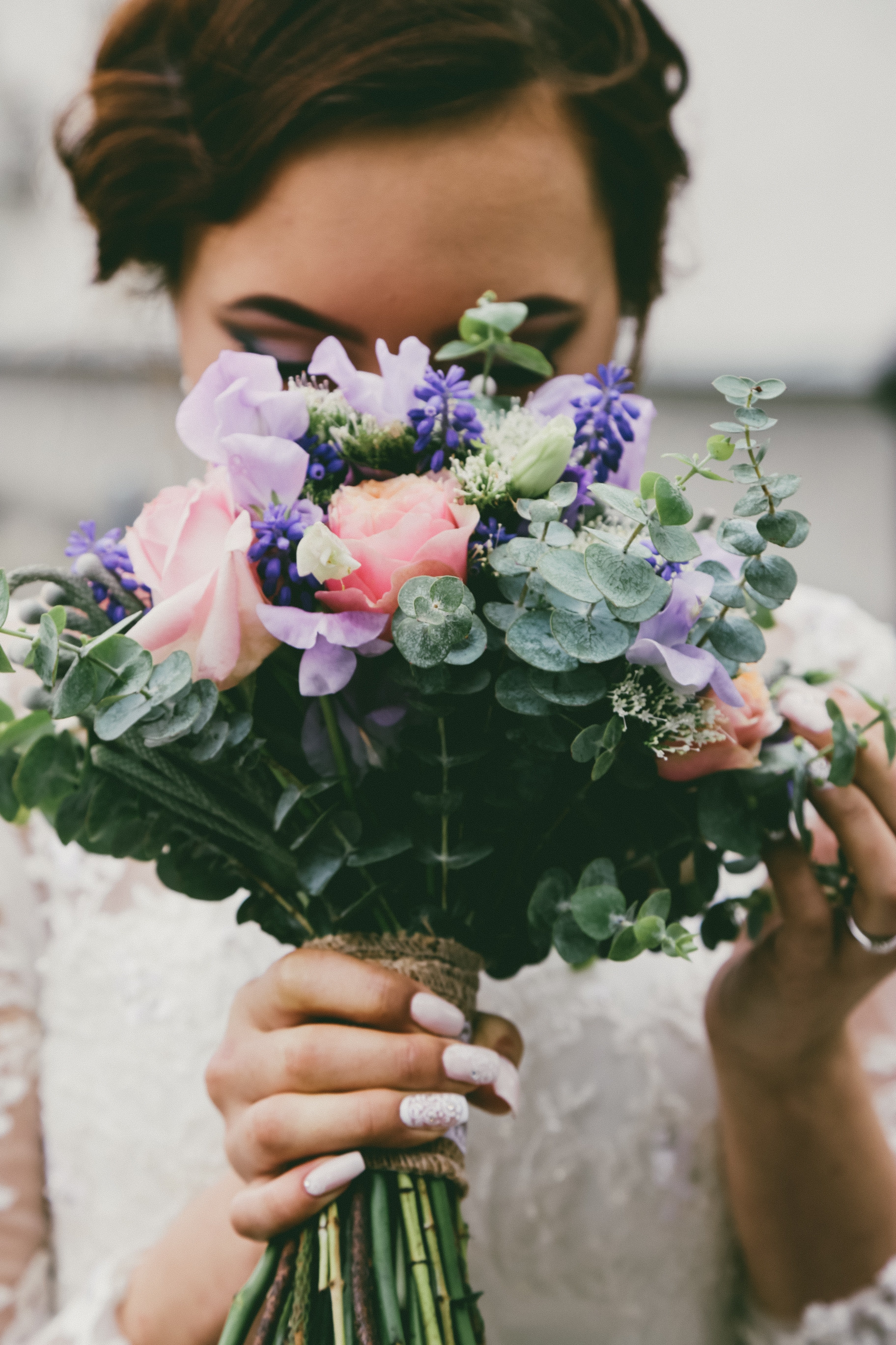 a bride holding a bouquet of colorful flowers and leaves, wedding 4k, Phone HD Wallpaper