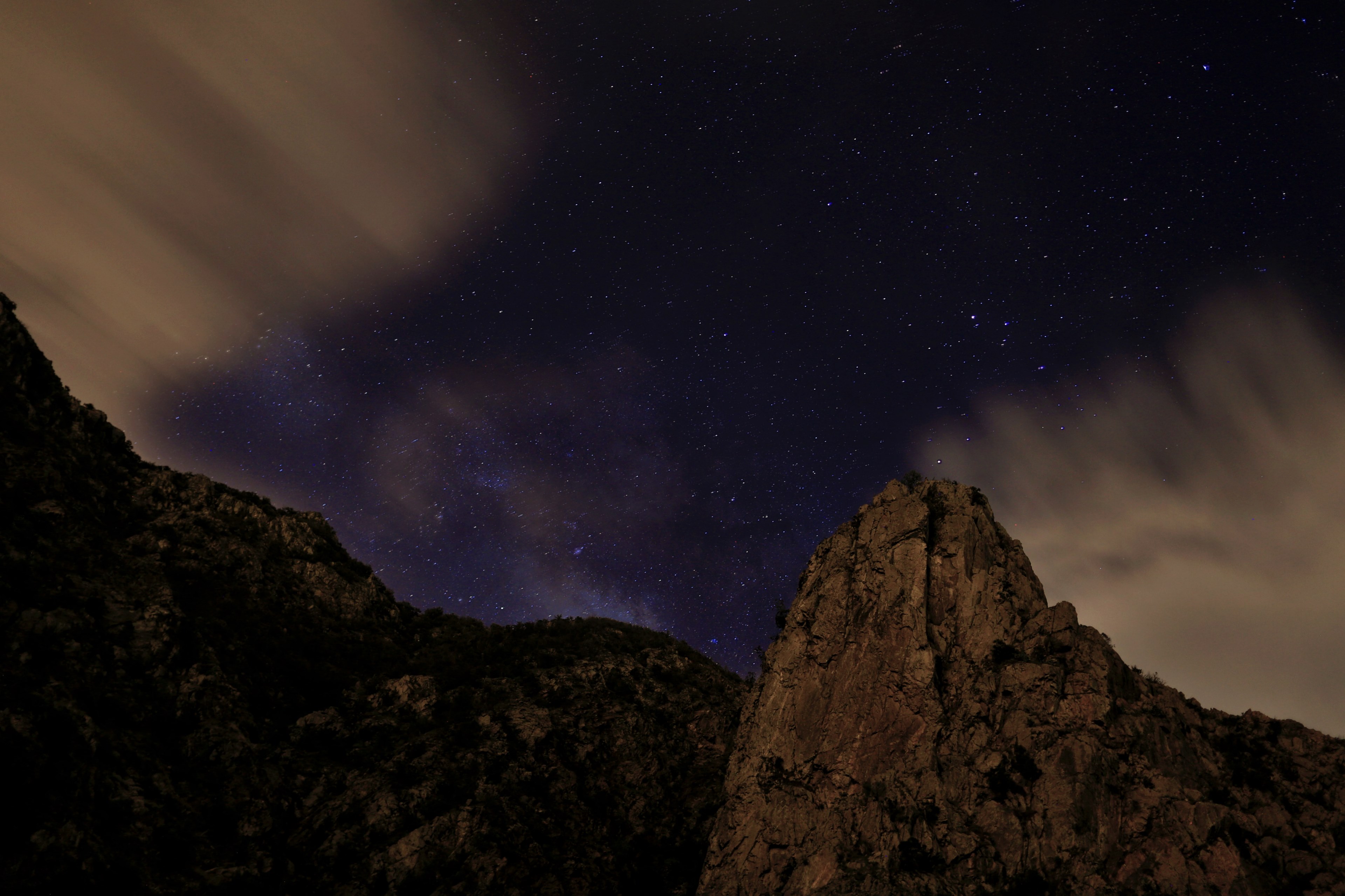a starlit sky over jagged mountain peaks in al bahah, mountain stars 4k, HD Wallpaper