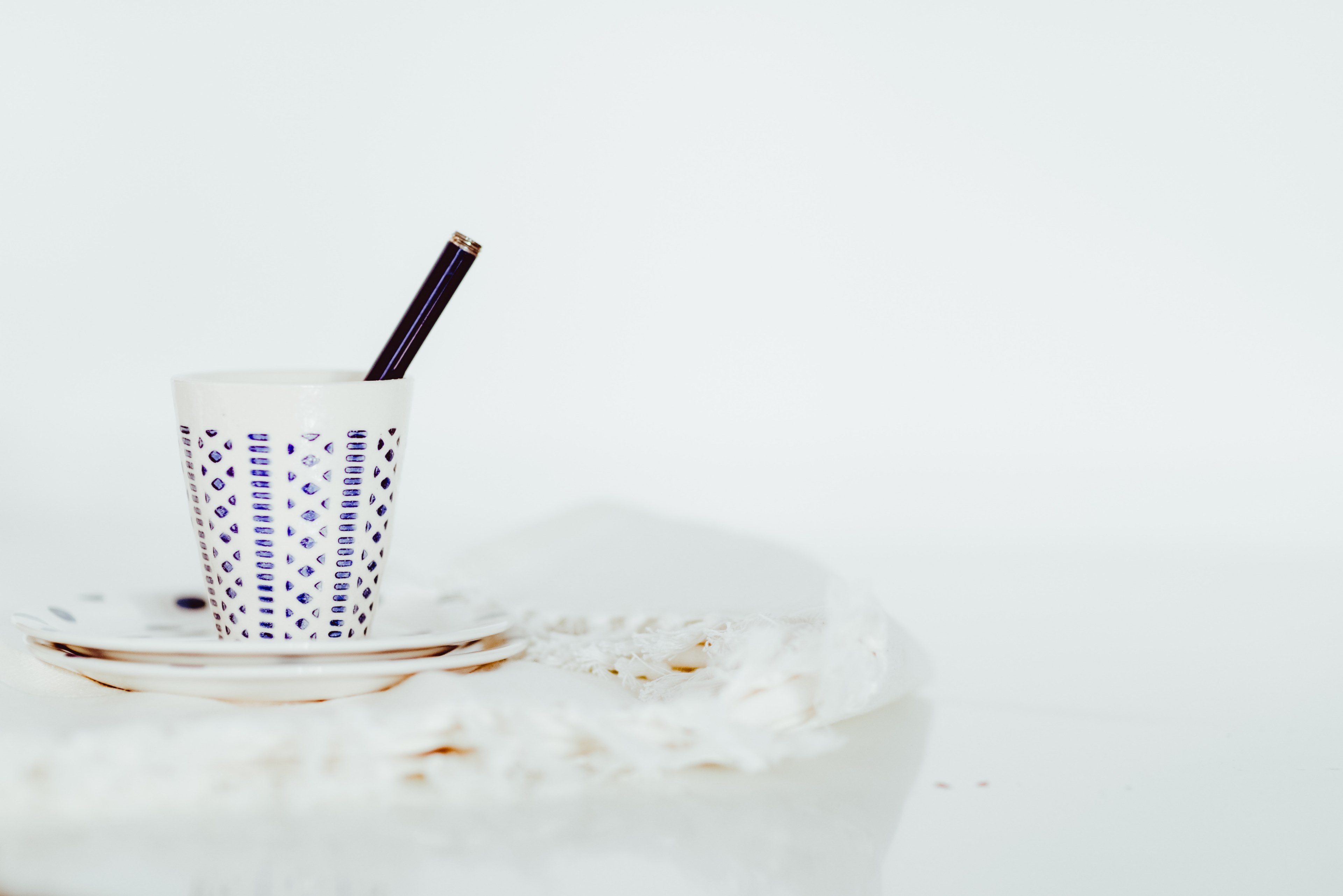 a pen in a white ceramic cup on a saucer against a white background, pen in a white cup 4k, HD Wallpaper