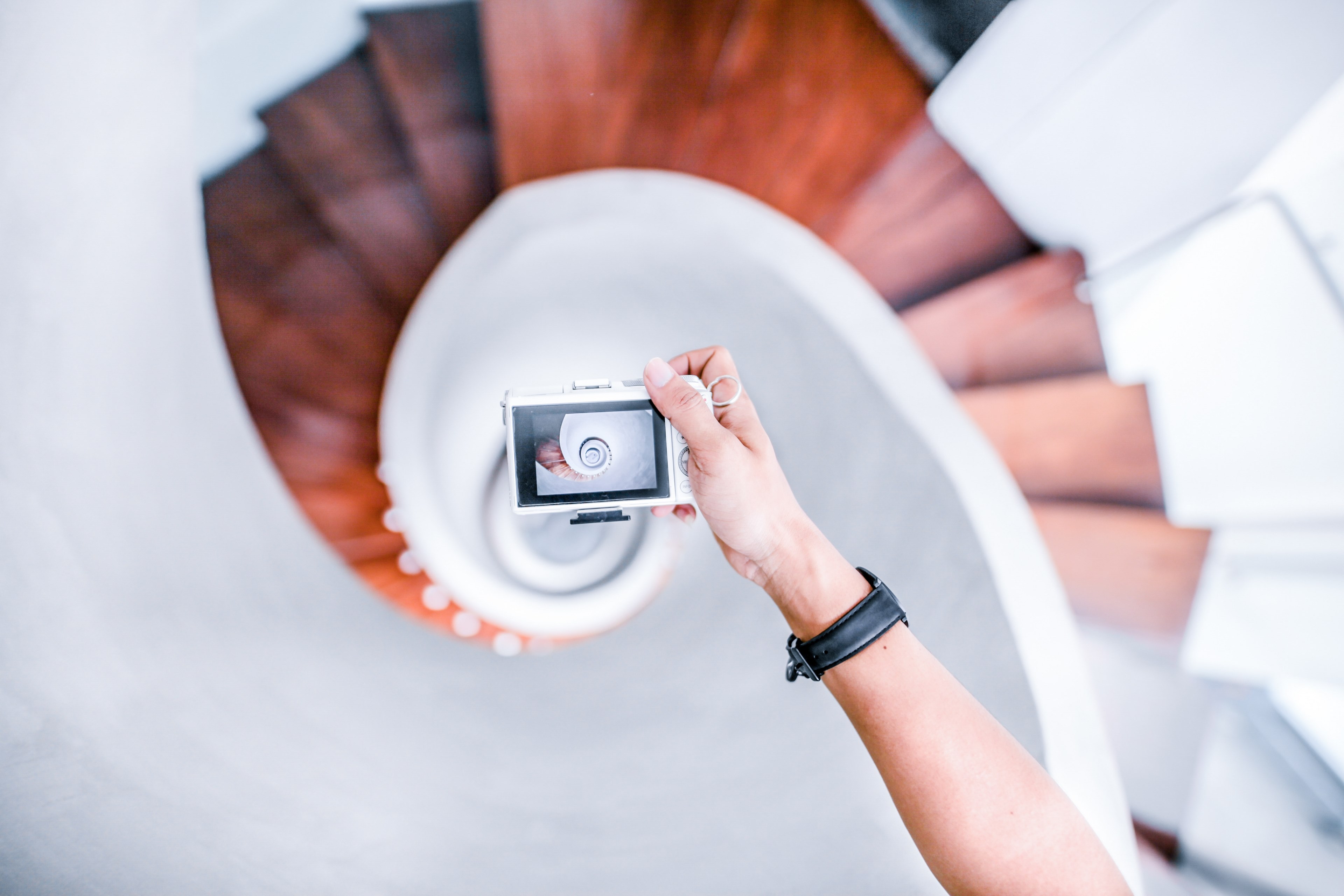 photographer taking a photo hand and architecture 4k, HD Wallpaper