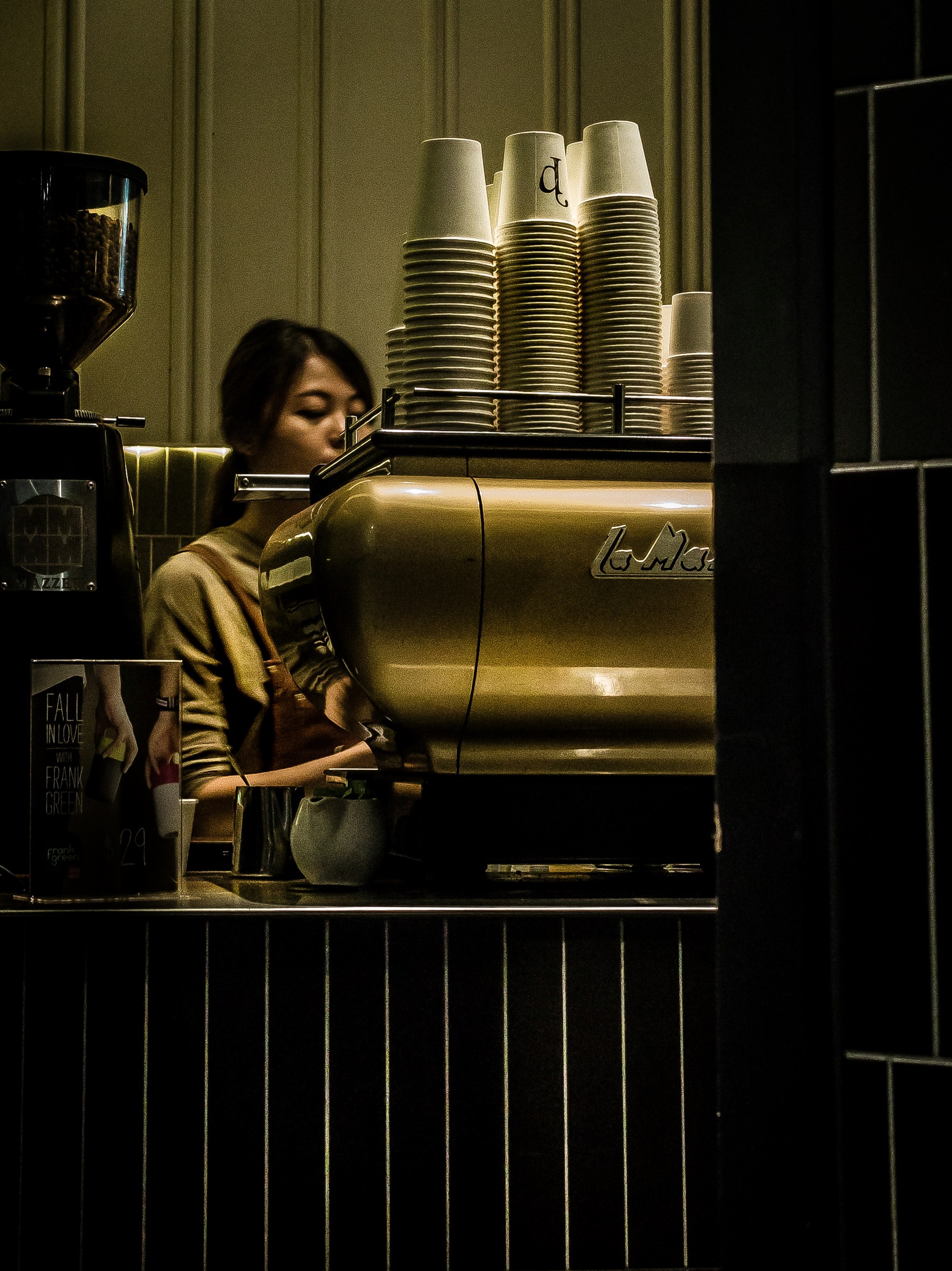 a person making coffee from a machine in a shop, coffee shop worker 4k, Phone HD Wallpaper