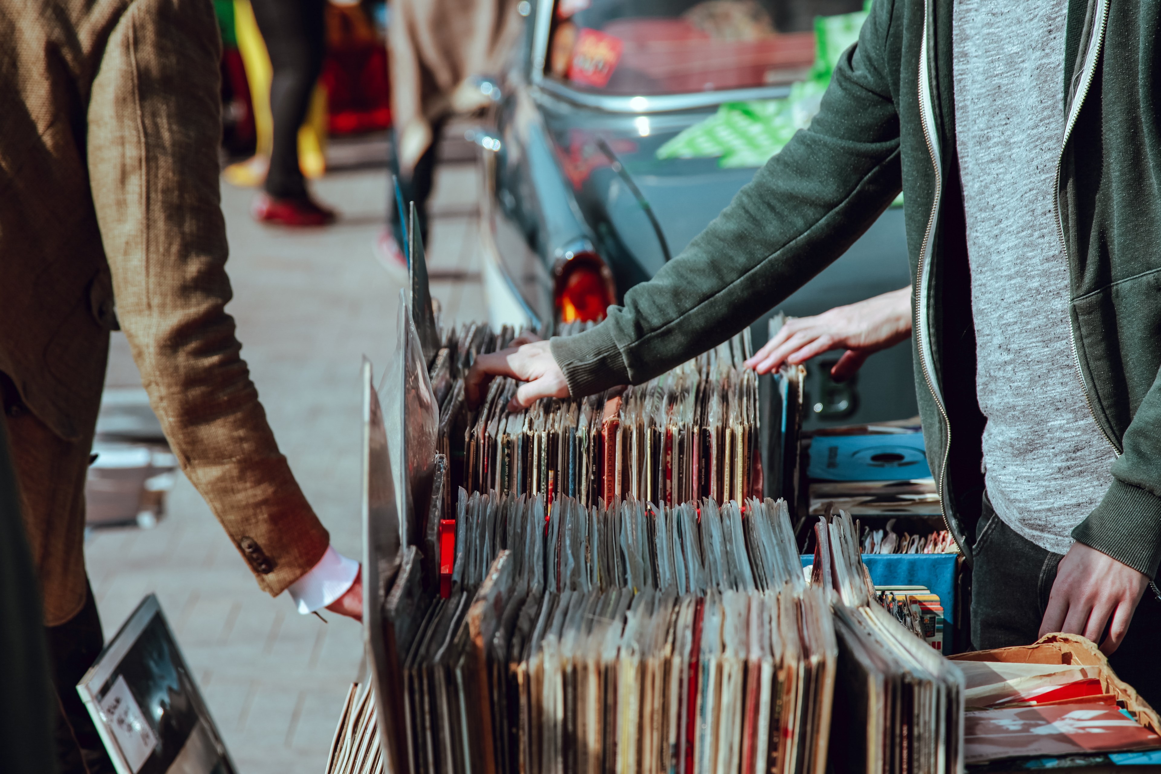 people browsing vinyl records at a stall on the street, retro vibes 4k, HD Wallpaper