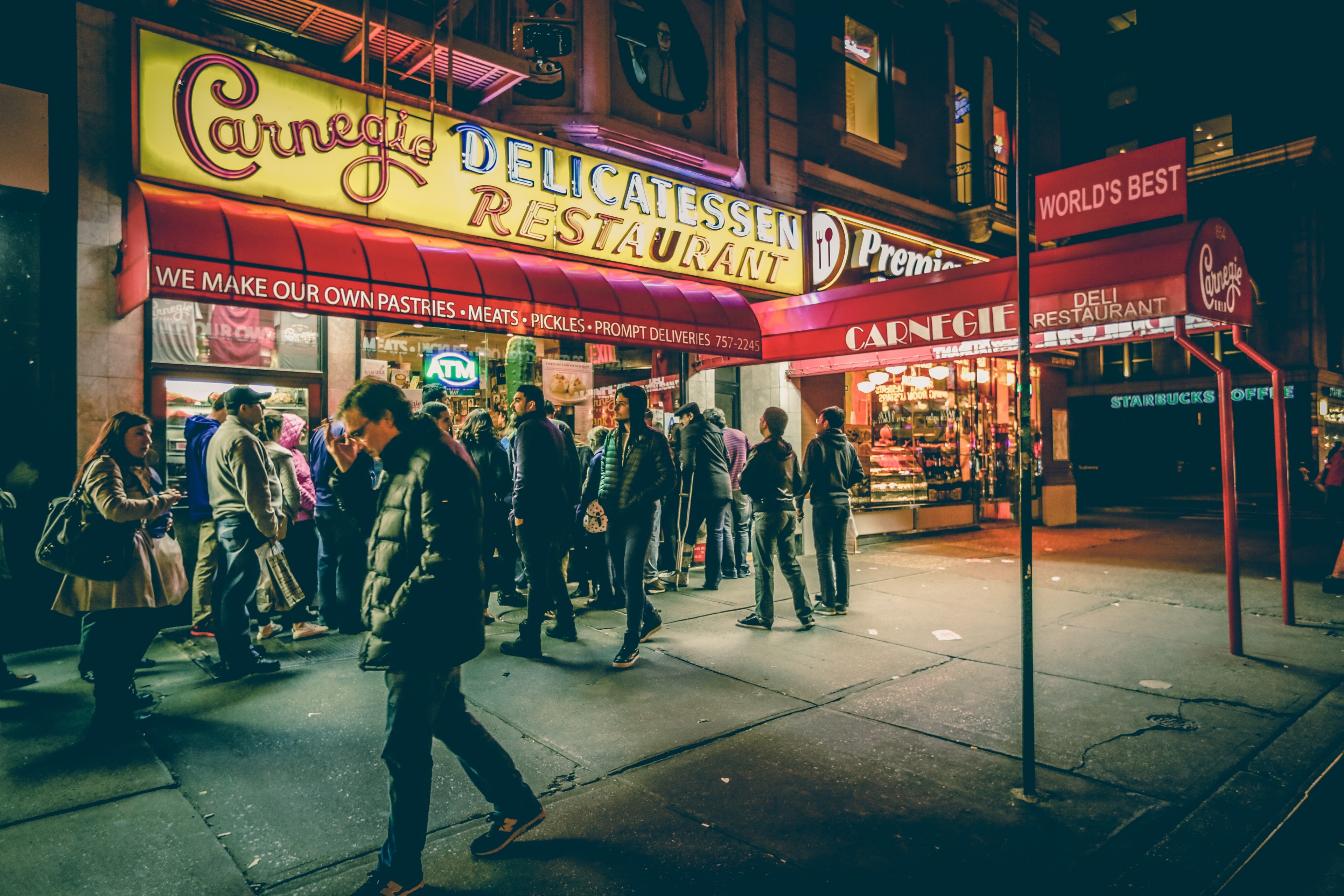 a man walking by a busy carnegies delicatessen restaurant location in new york city, busy new york city restaurant 4k, HD Wallpaper