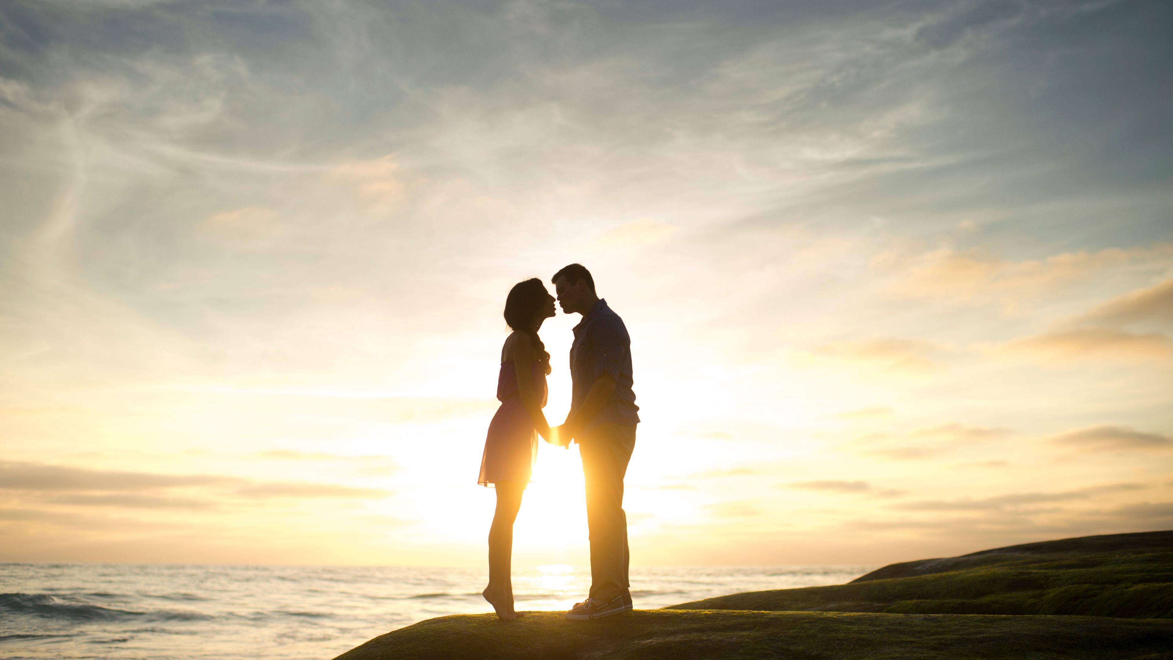 couple, love, romance, sunset, sea, shore, 4k, HD Wallpaper