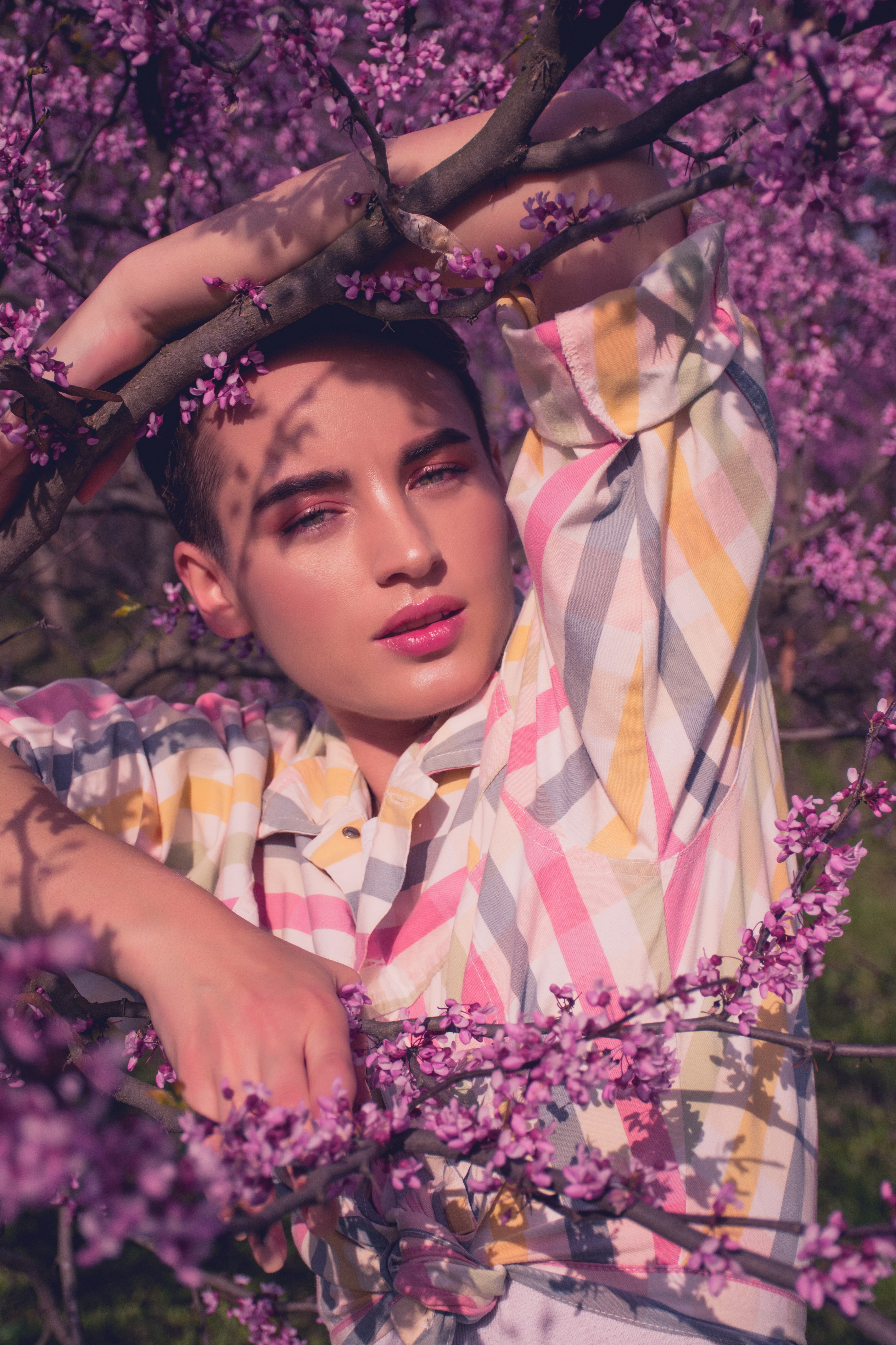 person wearing glamourous makeup standing in a purple flower tree, vera 2 4k, Phone HD Wallpaper