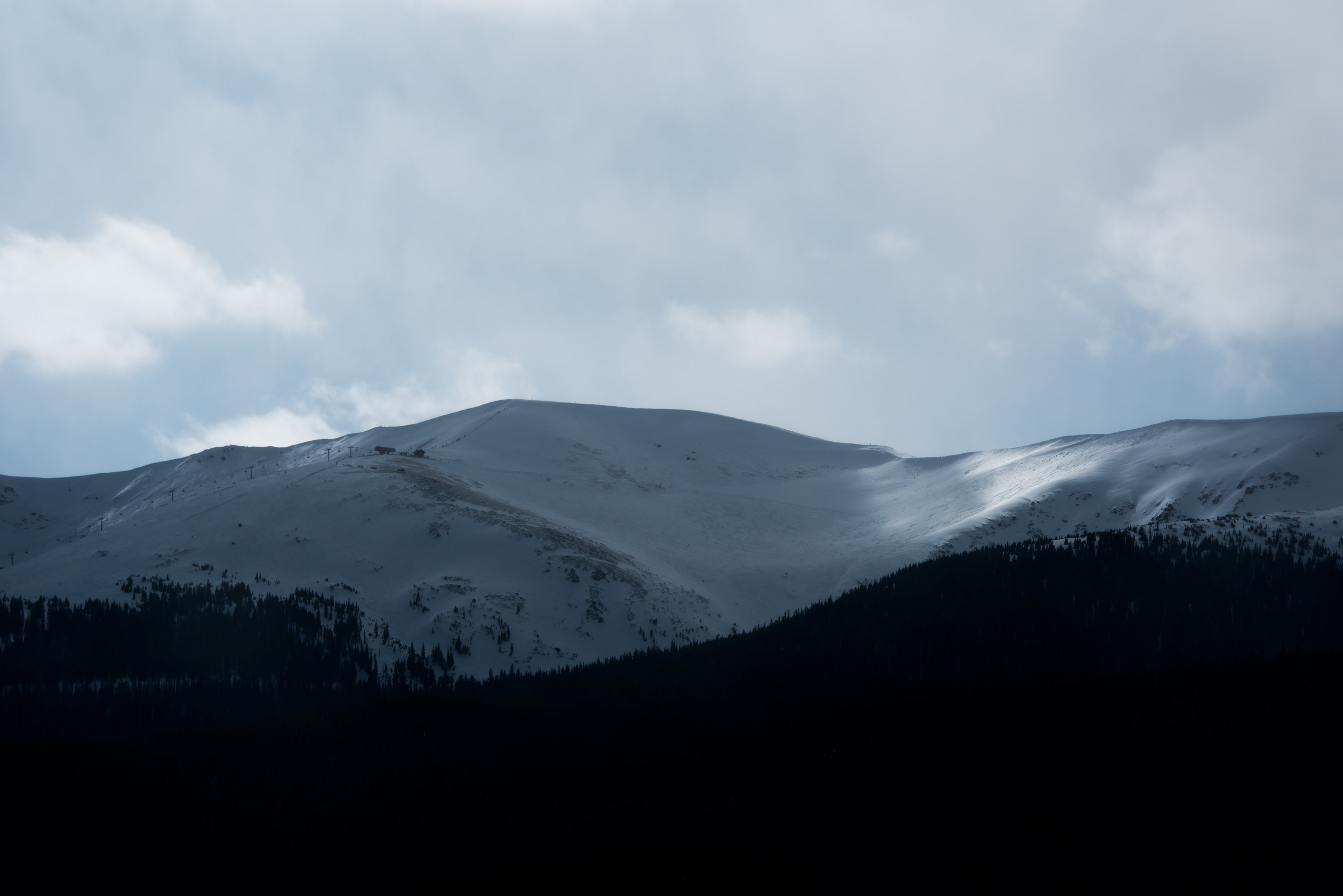 a mountain covered in snow stands tall near the clouds, a mountain covered in snow near clouds 4k, HD Wallpaper