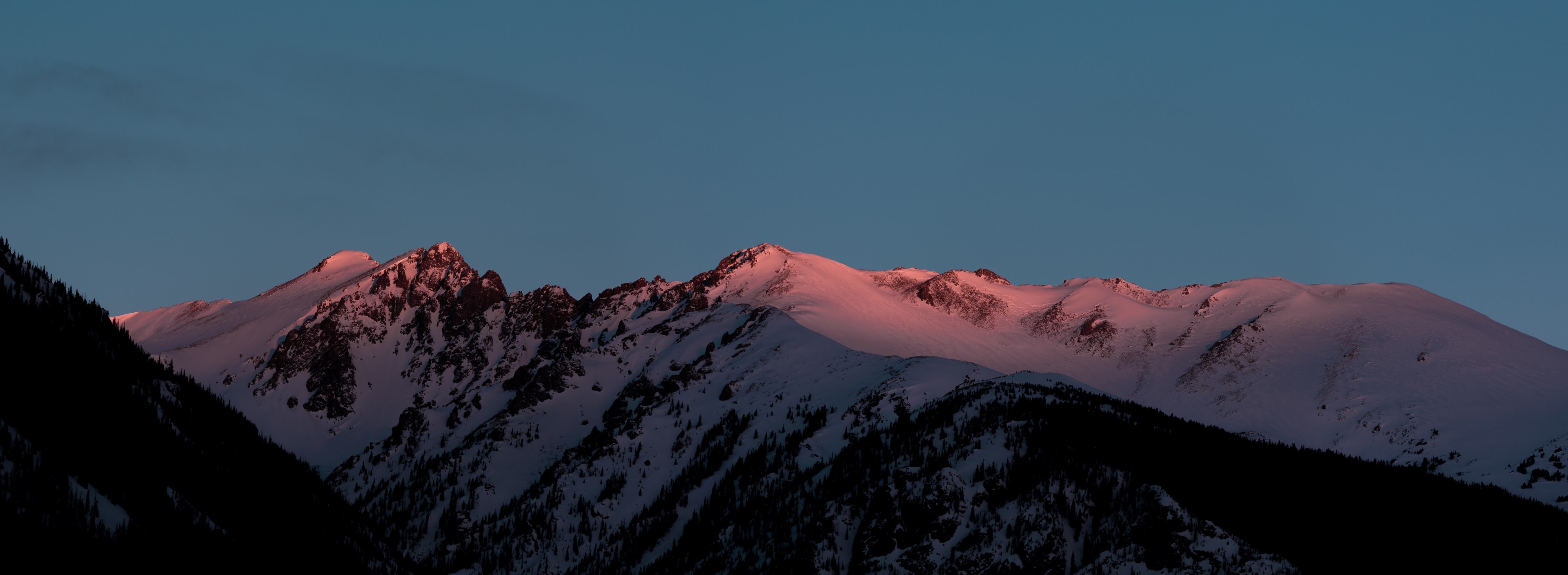 red light falls on the crest of a snow topped mountain during sunset, red sunset on a mountain 4k, HD Wallpaper