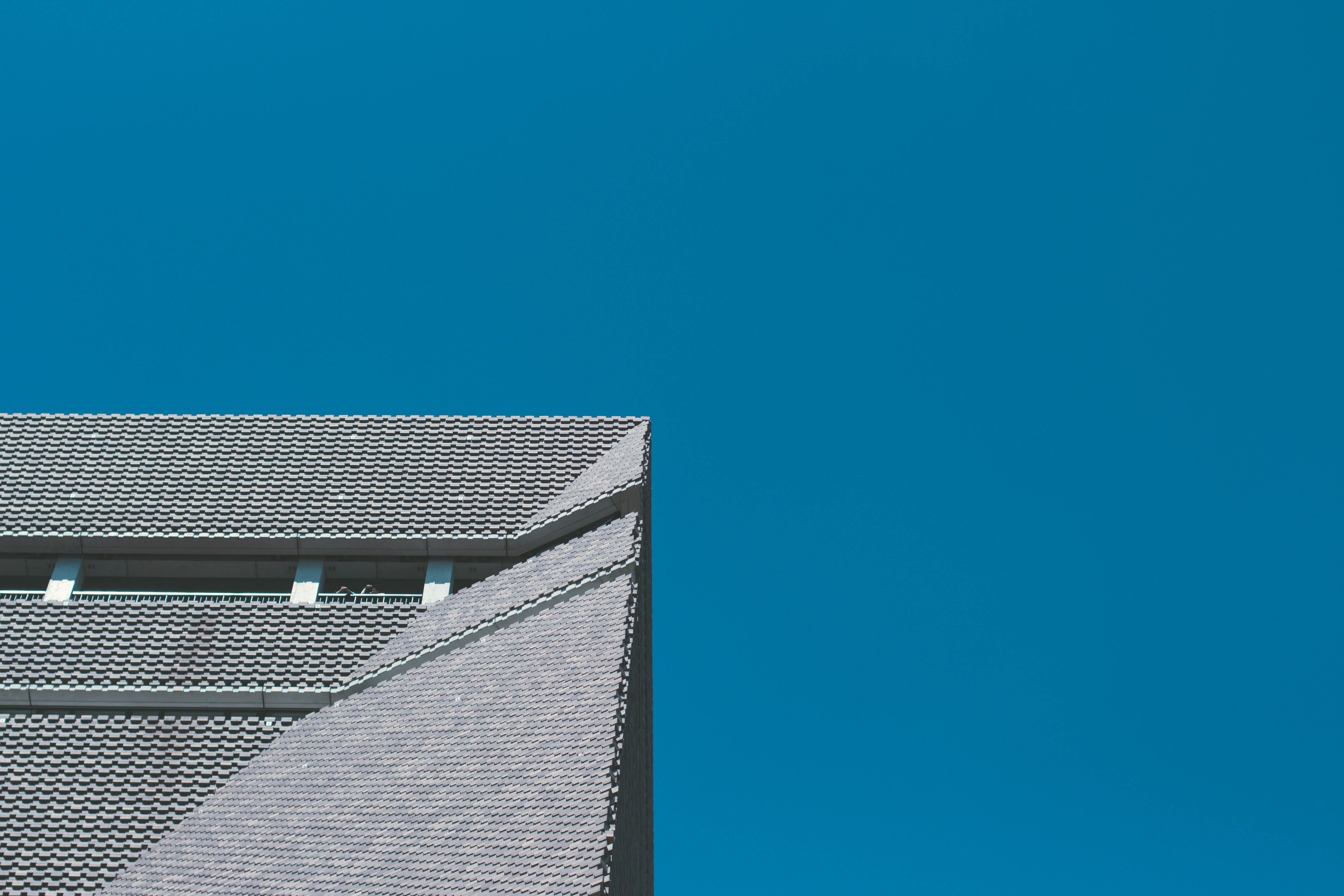 the top edge of the building of the tate modern gallery with gray brick latticework, a corner of the tate modern 4k, HD Wallpaper