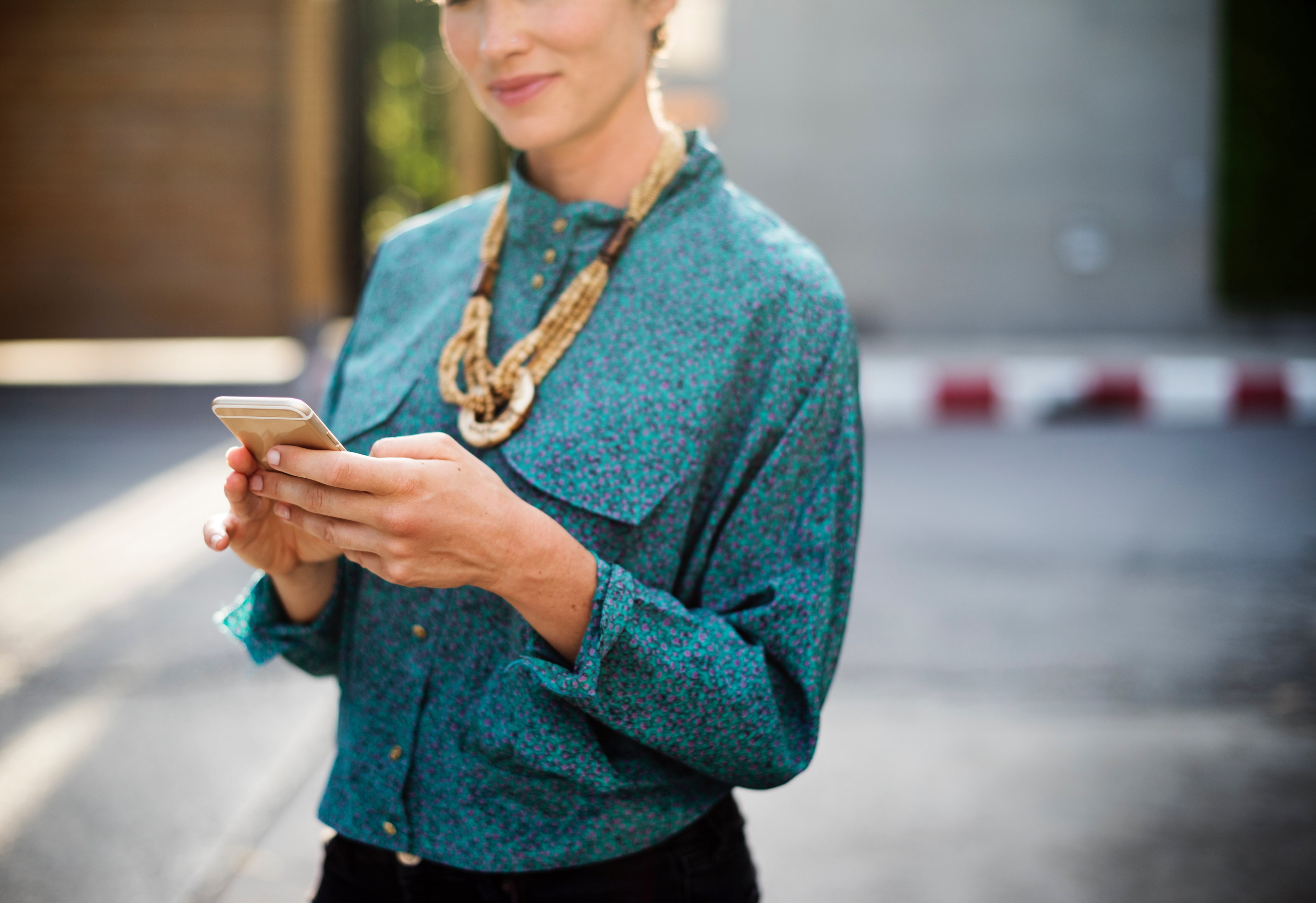 a smiling woman using a smartphone while standing outdoors, smiling woman with a phone 4k, HD Wallpaper