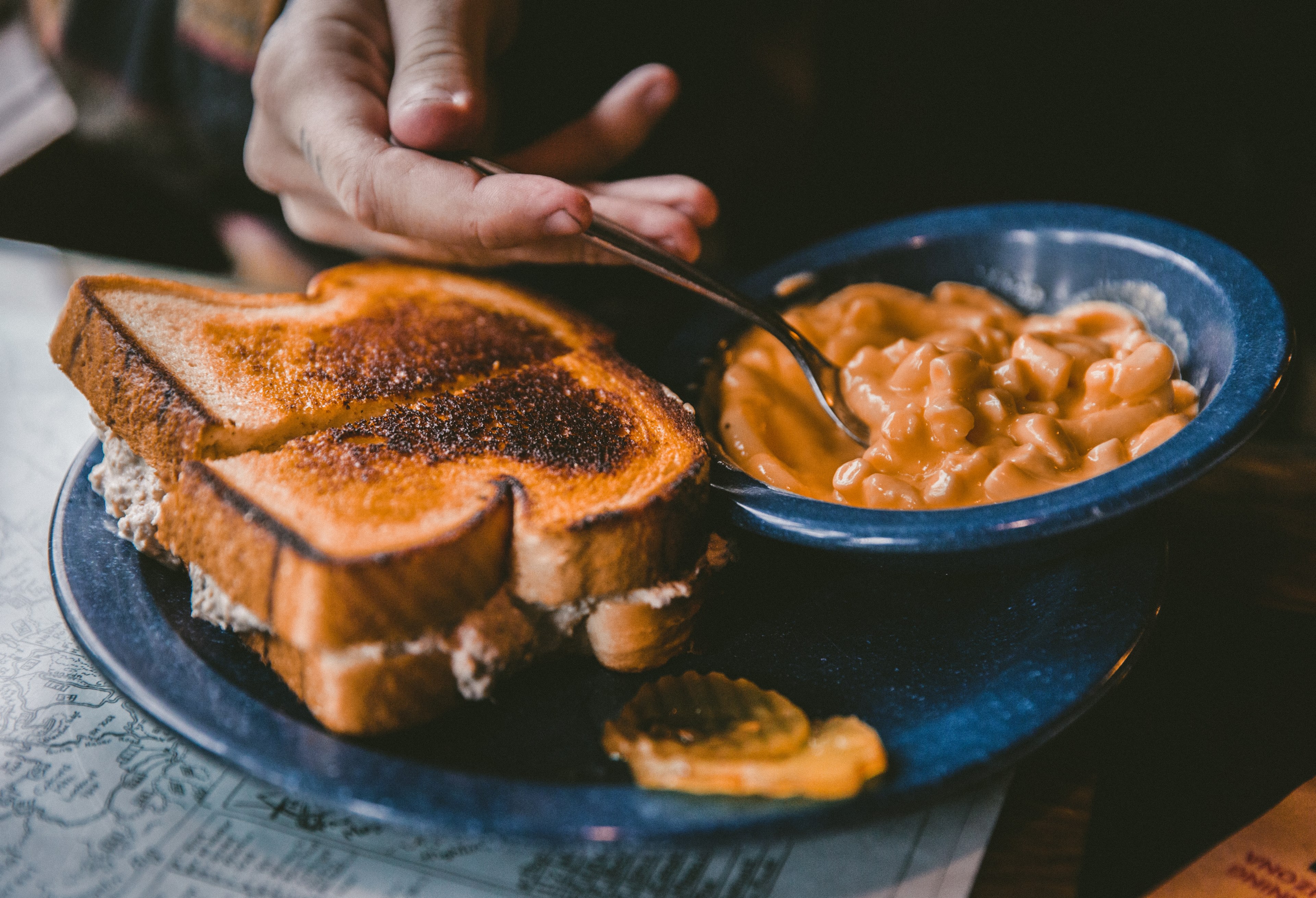 hand eats a hearty bowl of soup with a grilled sandwich, lunch 4k, HD Wallpaper