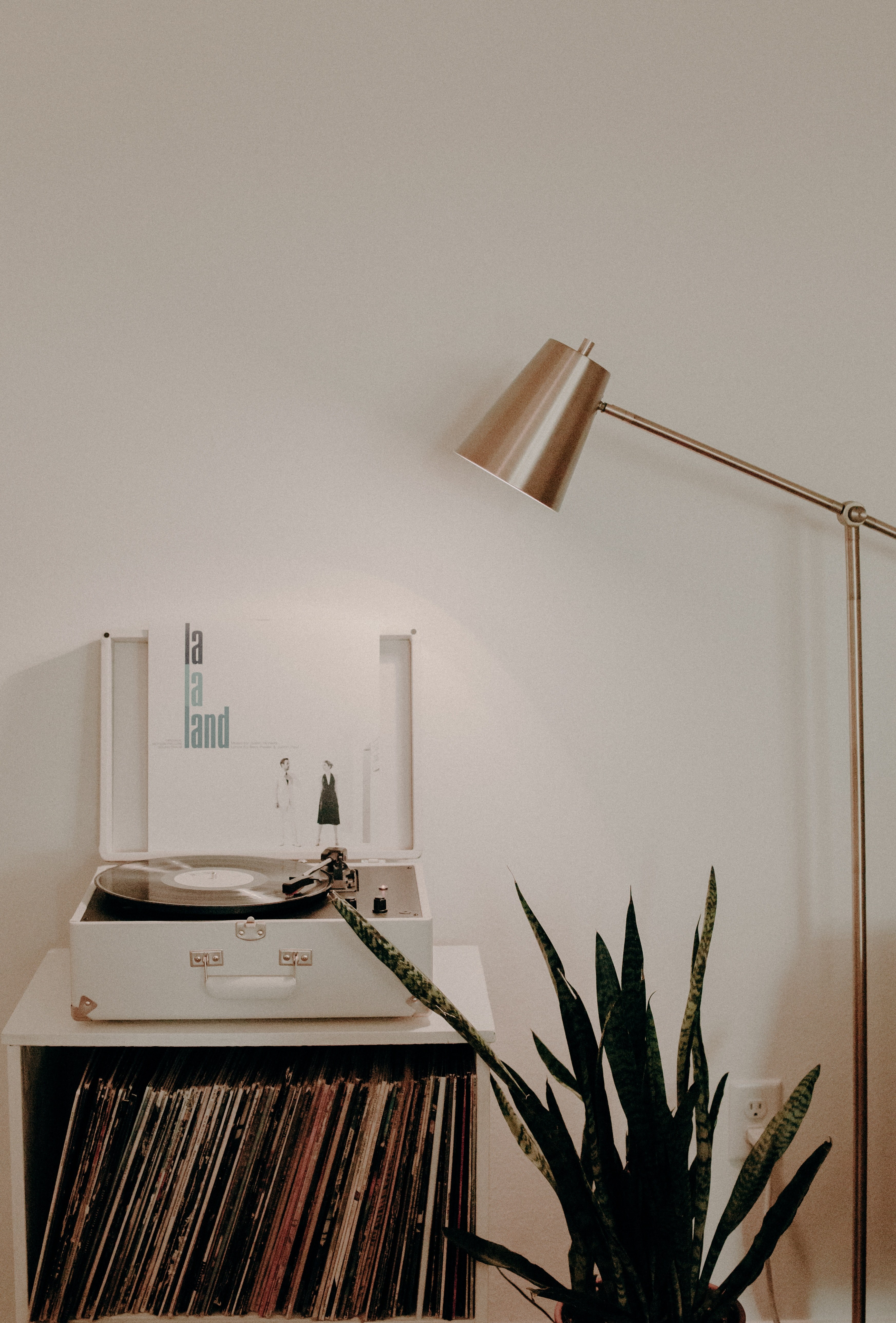 lamp copper light and record player hd, 4k, Phone HD Wallpaper